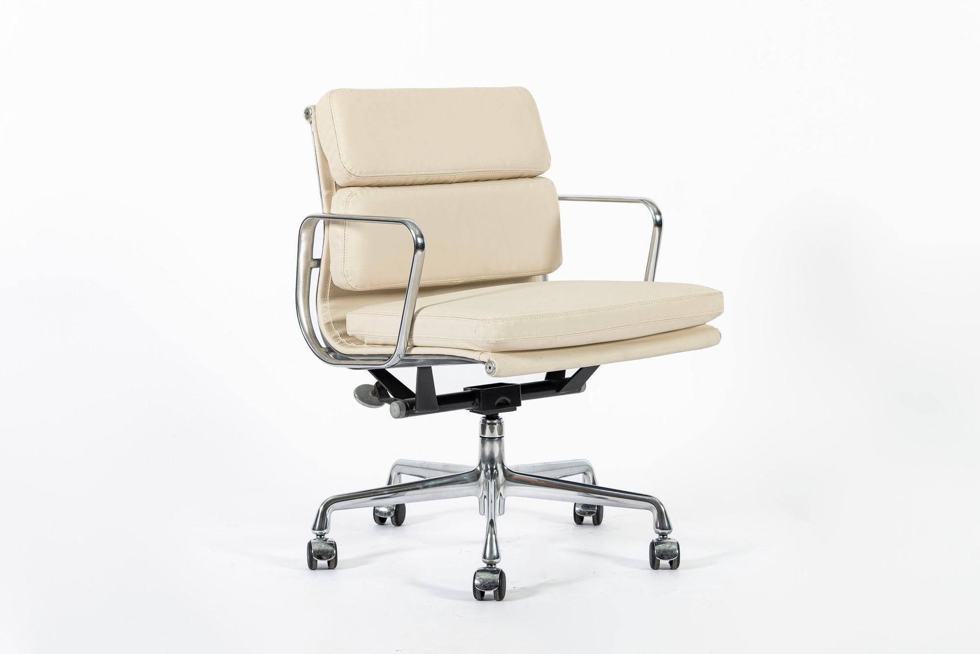 Eames für Herman Miller Tan Cream Bürostühle in Schumacher VEGAN Leder im Angebot 1