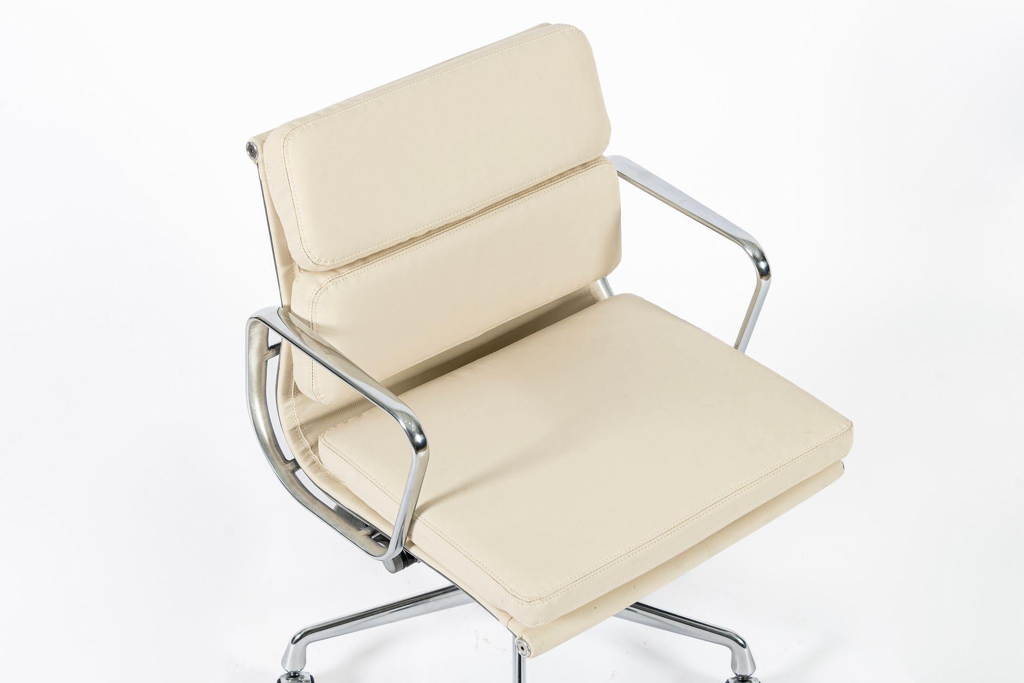 Eames für Herman Miller Tan Cream Bürostühle in Schumacher VEGAN Leder im Angebot 2