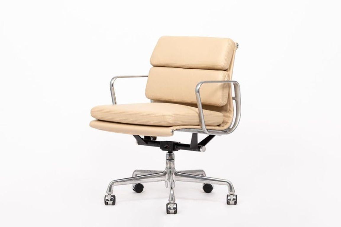 Esta auténtica silla de oficina Eames para Herman Miller Soft Pad Management Height de piel color crema de la colección Aluminum Group se fabricó en la década de 2000. Esta clásica silla de oficina moderna de mediados de siglo fue presentada por