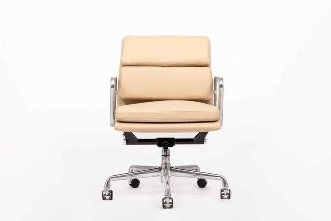 Eames para Herman Miller Silla de escritorio de piel tostada años 2000 Moderno de mediados de siglo en venta