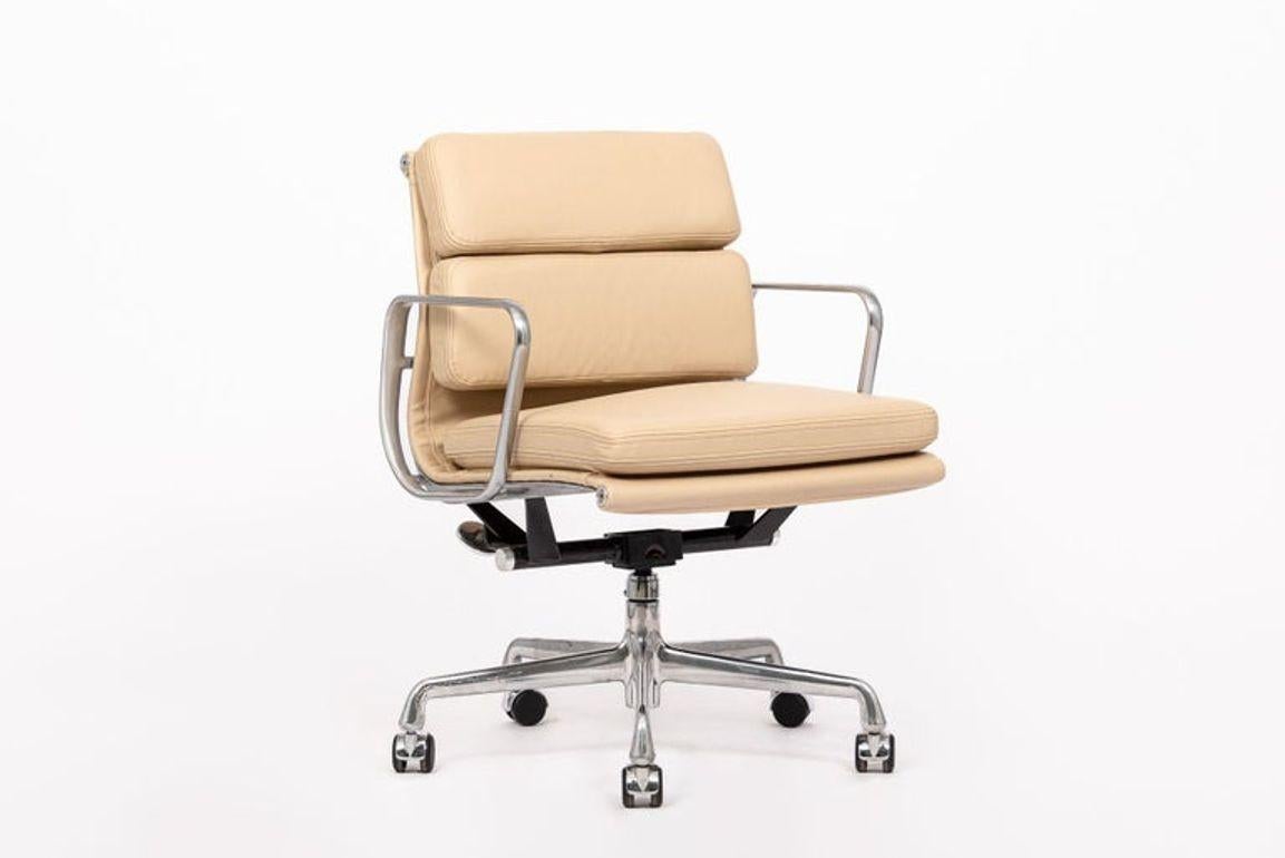Eames para Herman Miller Silla de escritorio de piel tostada años 2000 Estadounidense en venta