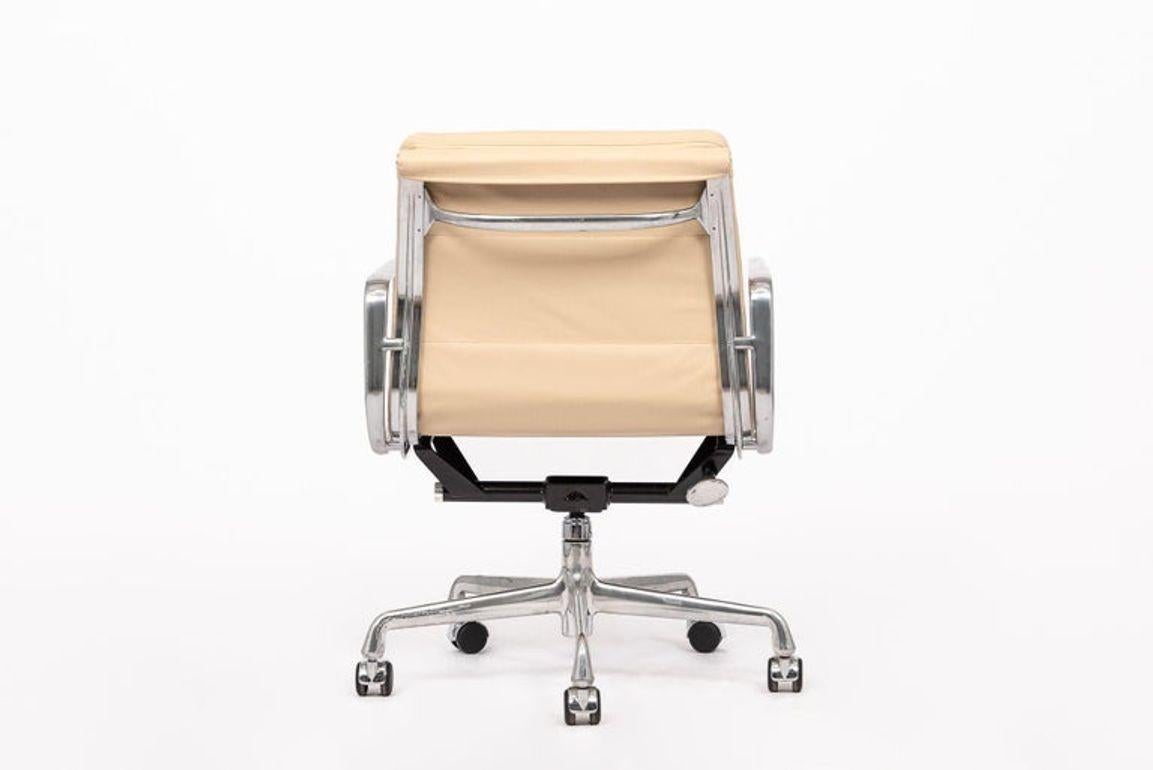 Eames para Herman Miller Silla de escritorio de piel tostada años 2000 Aluminio en venta