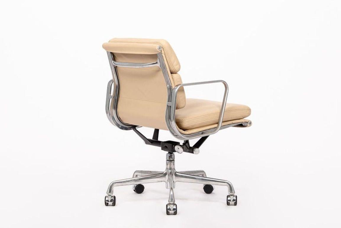 Eames para Herman Miller Silla de escritorio de piel tostada años 2000 en venta 1