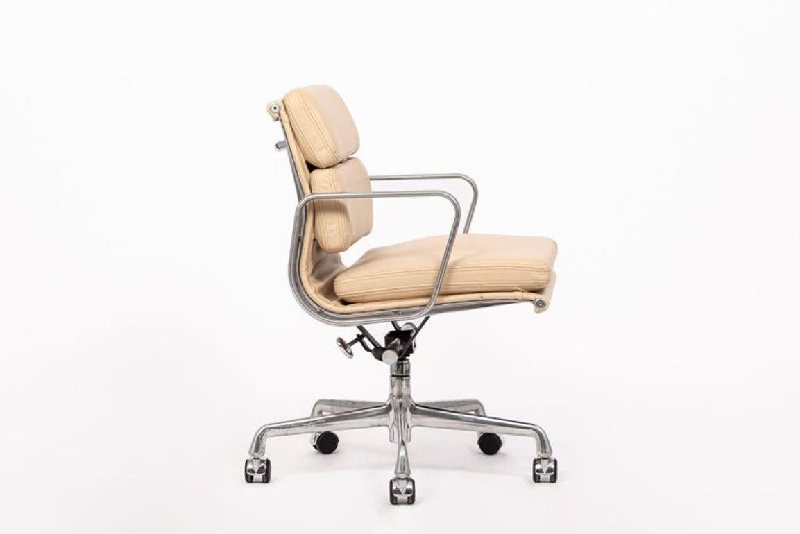 Eames para Herman Miller Silla de escritorio de piel tostada años 2000 en venta 2