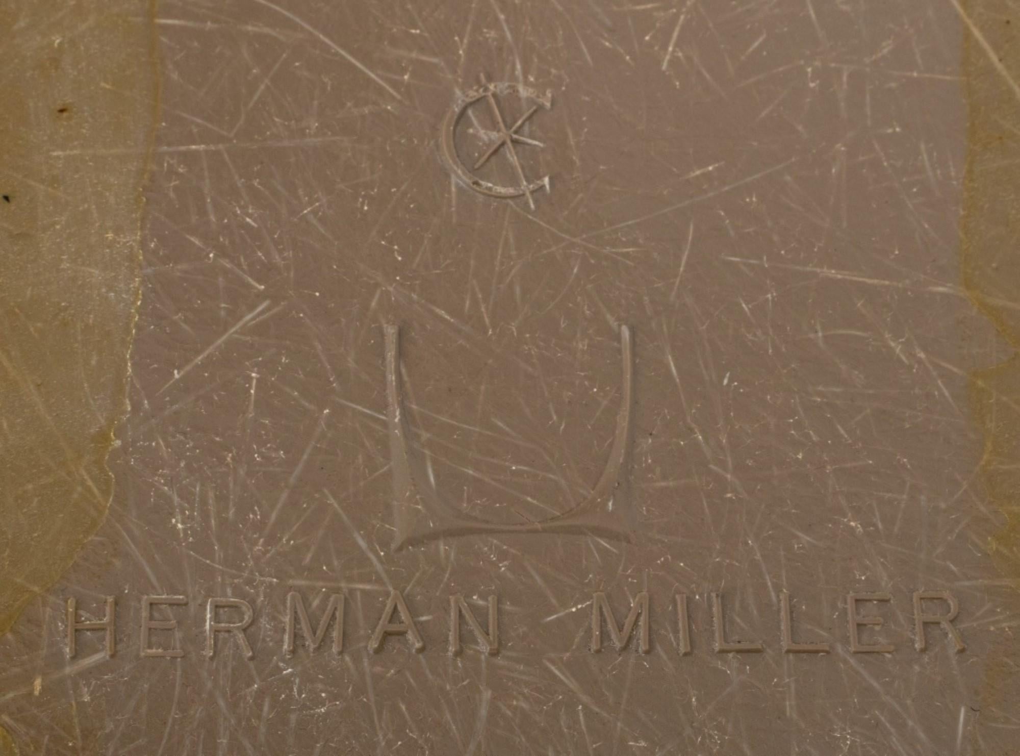 Eames for Herman Miller Tan Padded Shell Chair (Chaise à coque rembourrée) Bon état - En vente à New York, NY