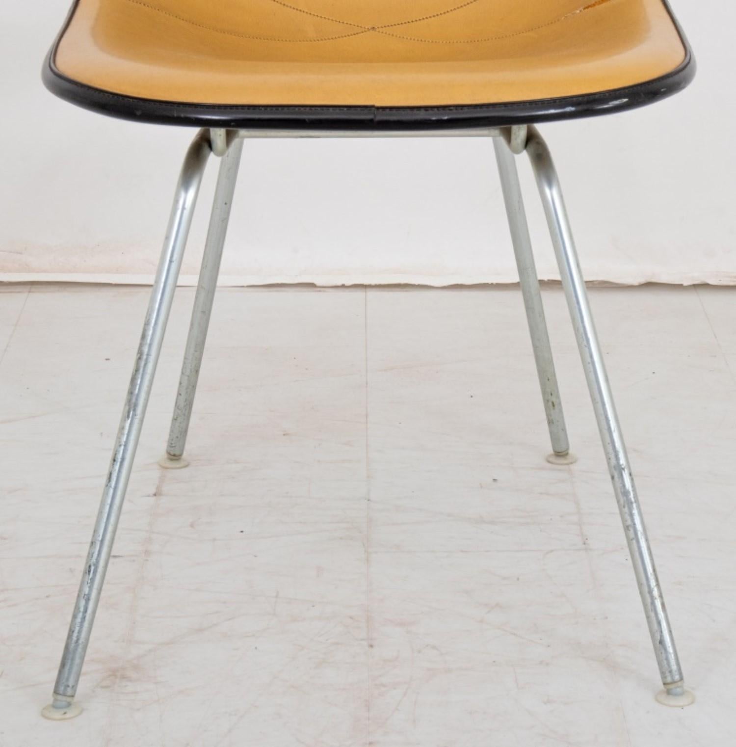 20ième siècle Eames for Herman Miller Tan Padded Shell Chair (Chaise à coque rembourrée) en vente
