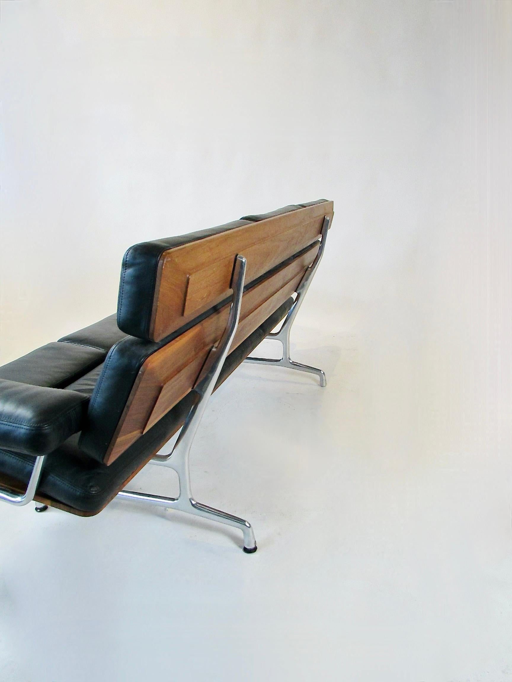 Divano Eames per Herman Miller in pelle nera di noce e alluminio con soft pad in vendita 2