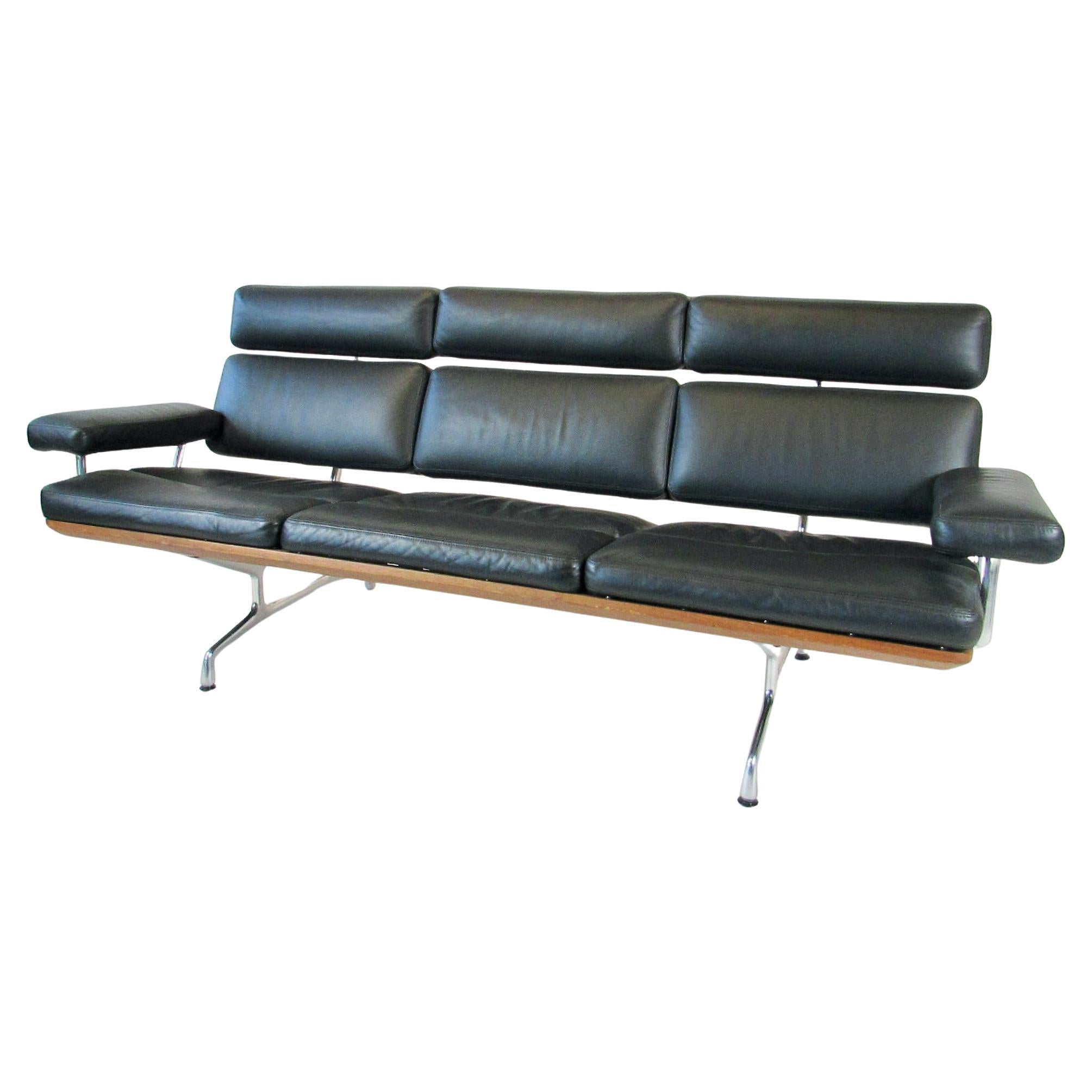 
Charles and Ray Eames progettarono il divano per completare le loro sedie a gruppi in alluminio con pad e l'elegante chaise. Il divano è un ricordo della  Il genio di Charles e Ray Eames. Progettato con un'attenzione particolare alla qualità dei