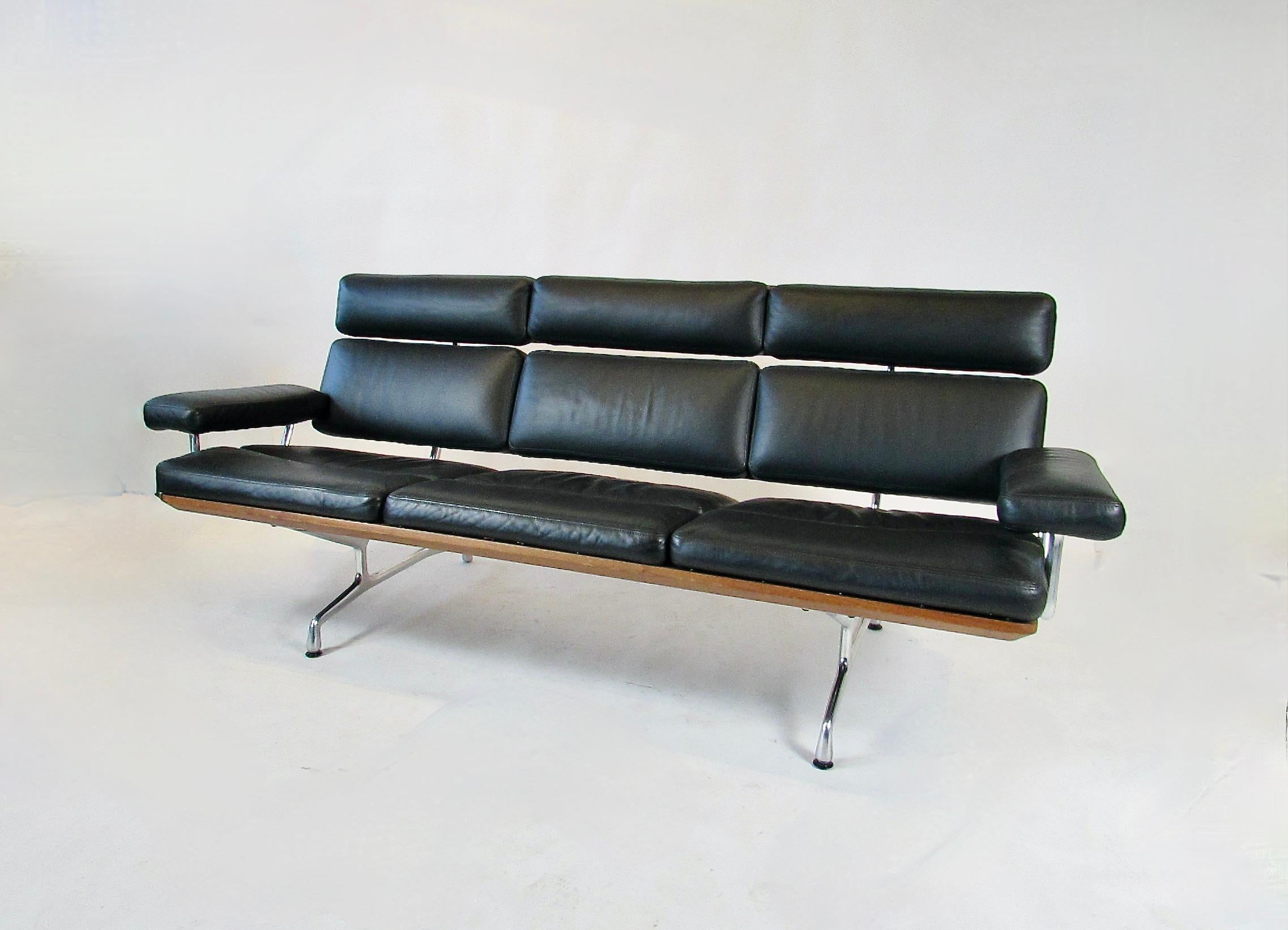 Mid-Century moderno Divano Eames per Herman Miller in pelle nera di noce e alluminio con soft pad in vendita