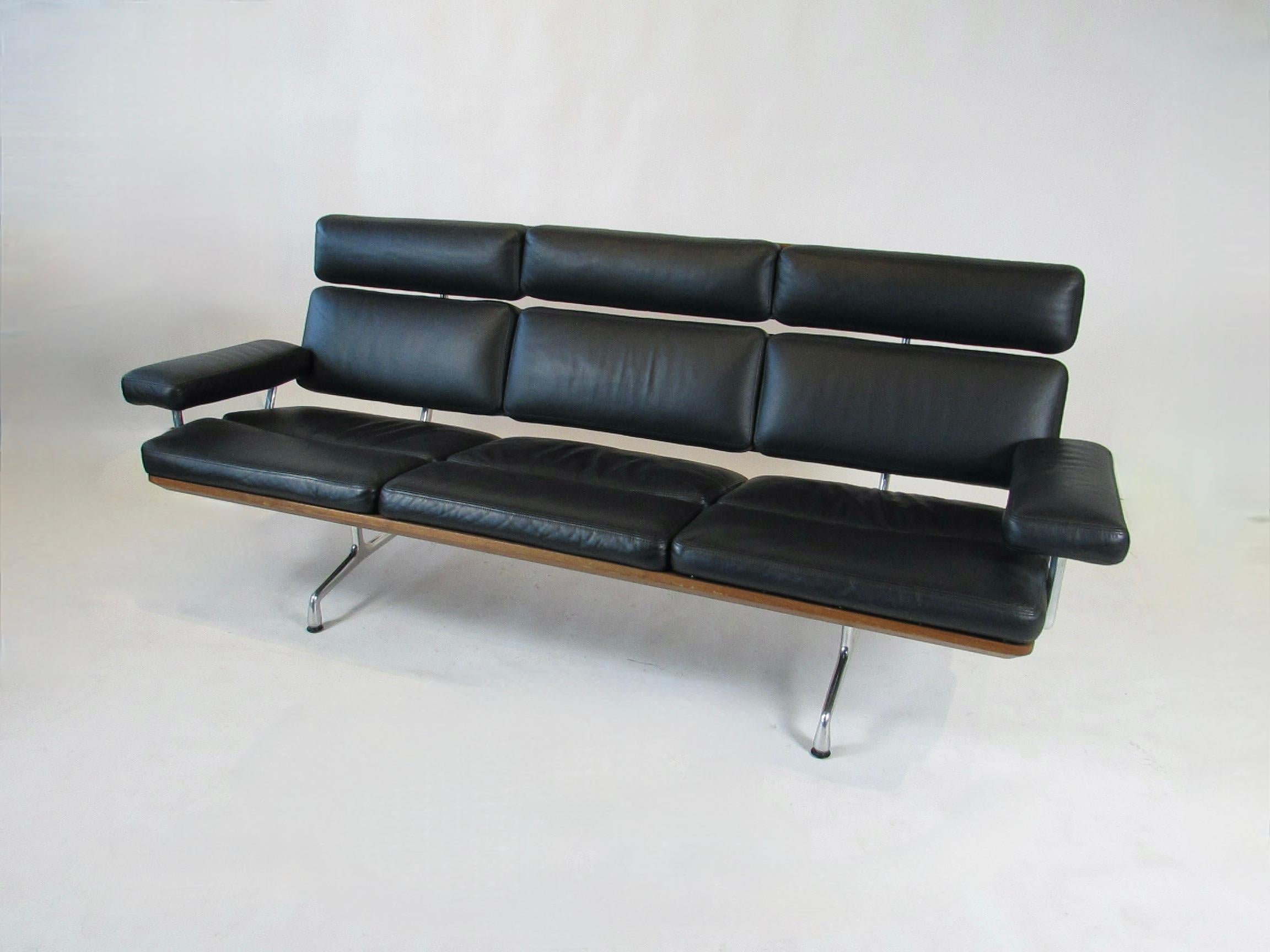 Americano Divano Eames per Herman Miller in pelle nera di noce e alluminio con soft pad in vendita