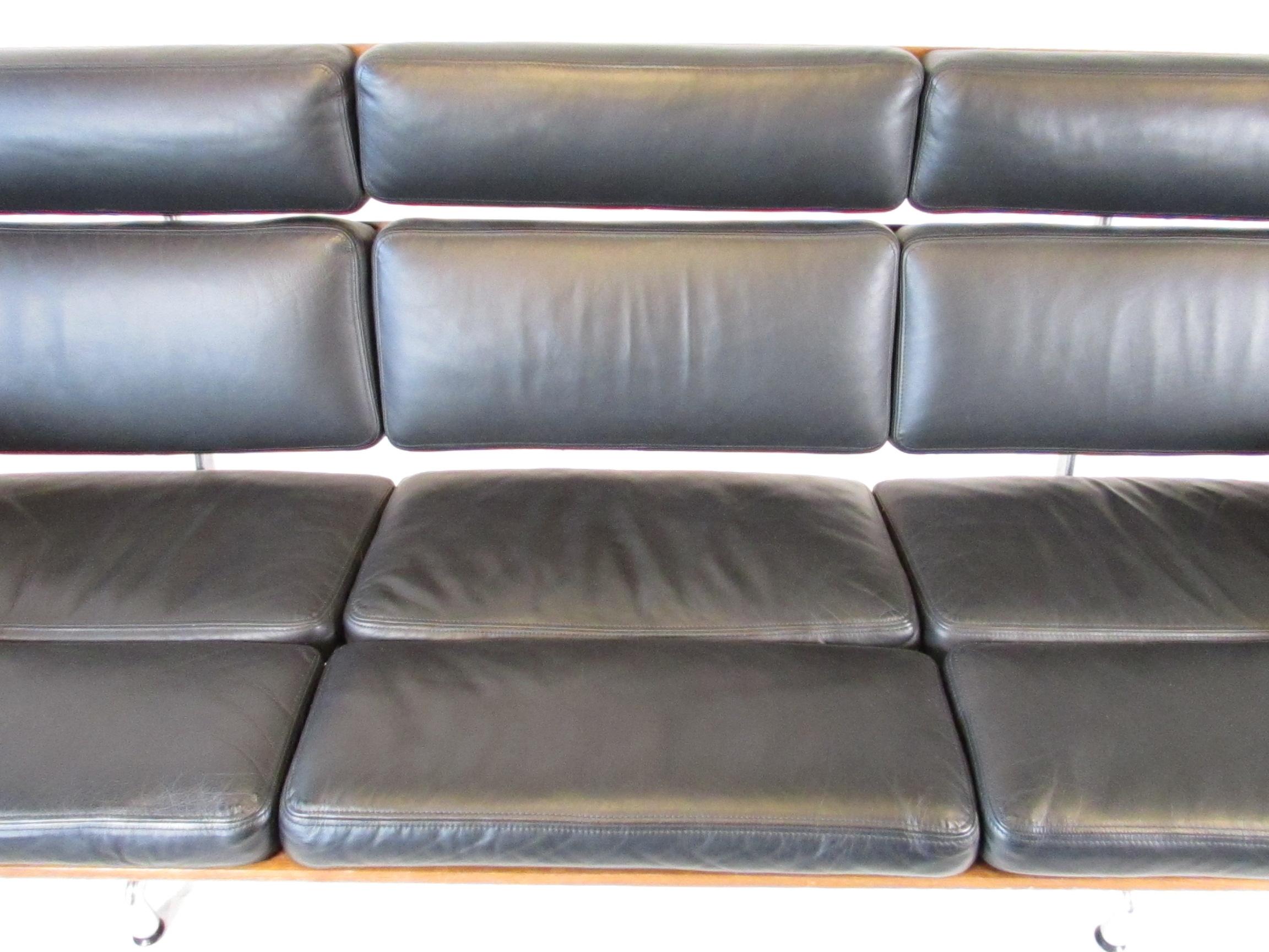 XX secolo Divano Eames per Herman Miller in pelle nera di noce e alluminio con soft pad in vendita