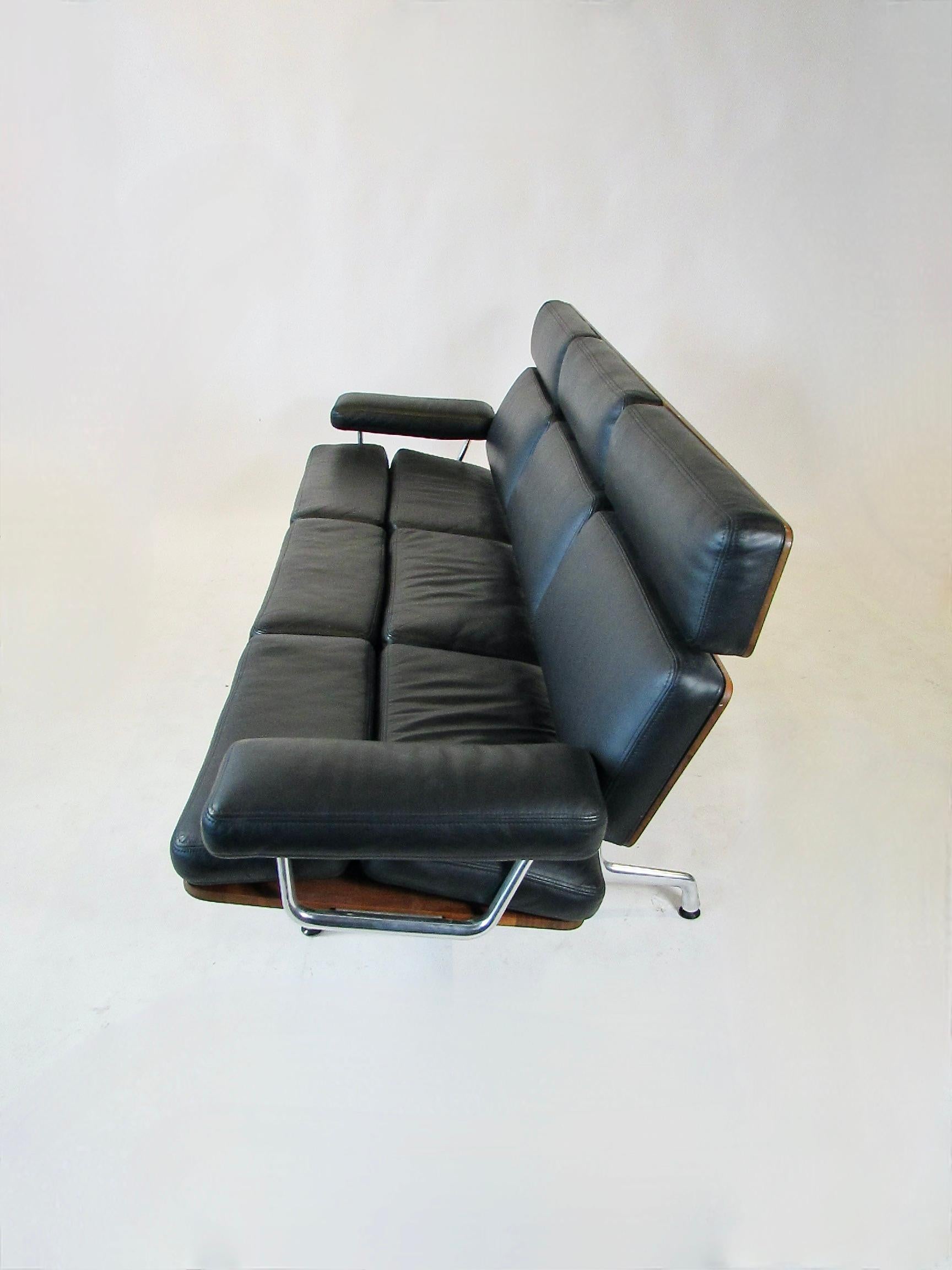 Alluminio Divano Eames per Herman Miller in pelle nera di noce e alluminio con soft pad in vendita