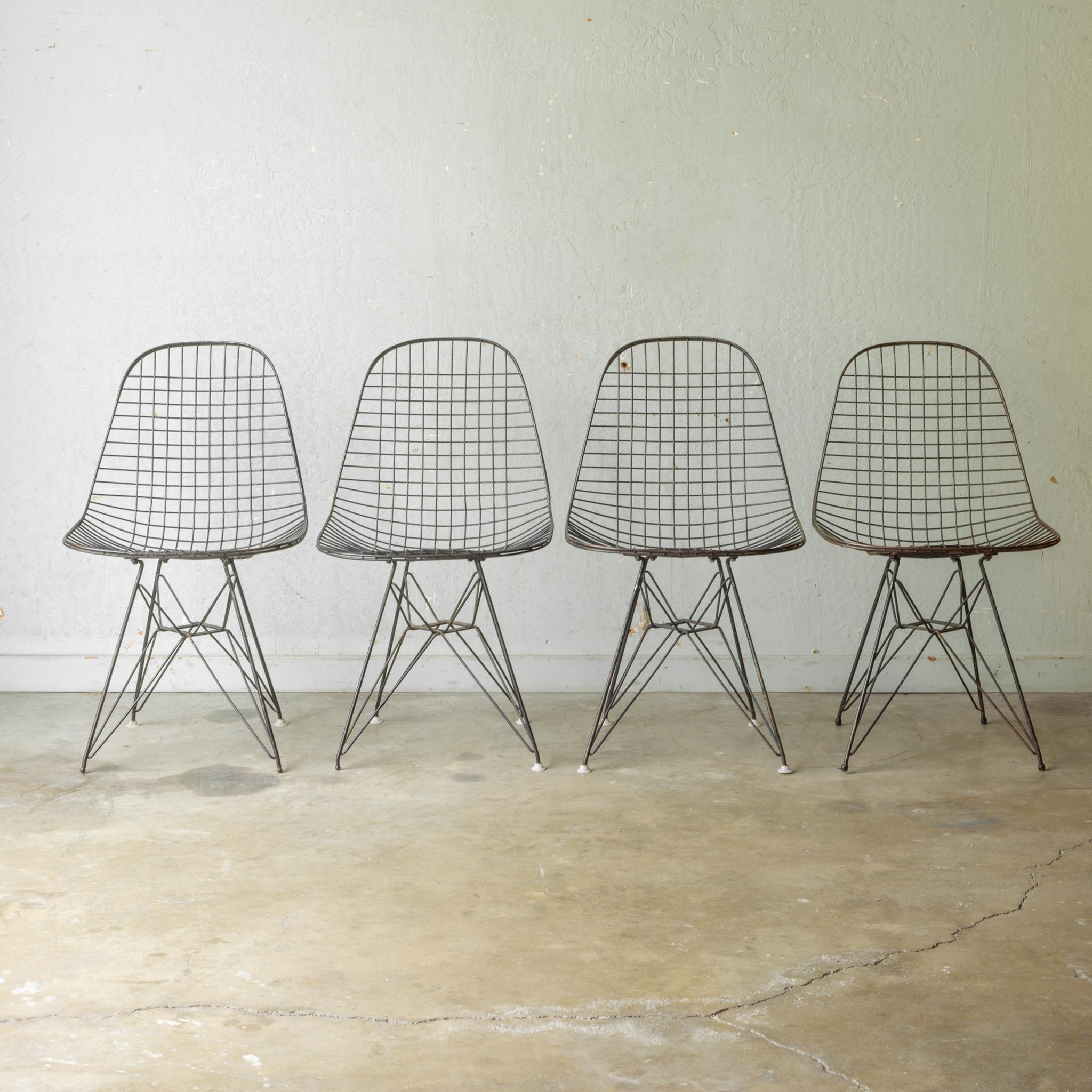 À propos de

Le prix est par chaise. Un ensemble de chaises Eames DKR en fil de fer noir. Trois ont été vendus. L'un d'entre eux est disponible. 

 Créateur : Ray & Charles Eames pour Herman Miller.
 Date de fabrication : vers les années 1950.
