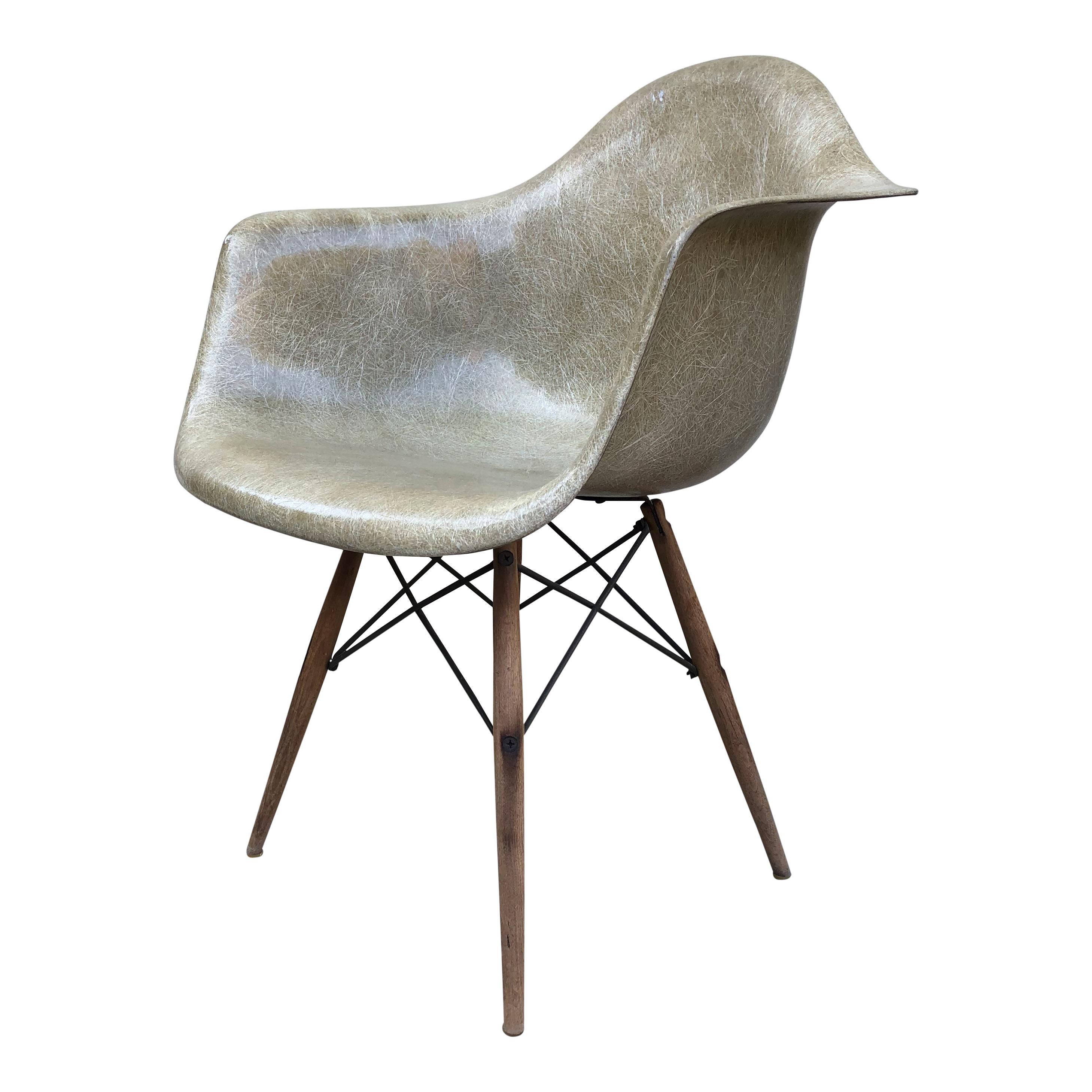 Wir bieten Ihnen eine Ikone des Mid-Century Modern Design - einen originalen Zenith Kunststoff-Esszimmerstuhl mit Eames-Dübelfuß in Seal Brown.

Dies ist ein seltenes und schönes Beispiel für einen Stuhl der 1. Generation mit einer