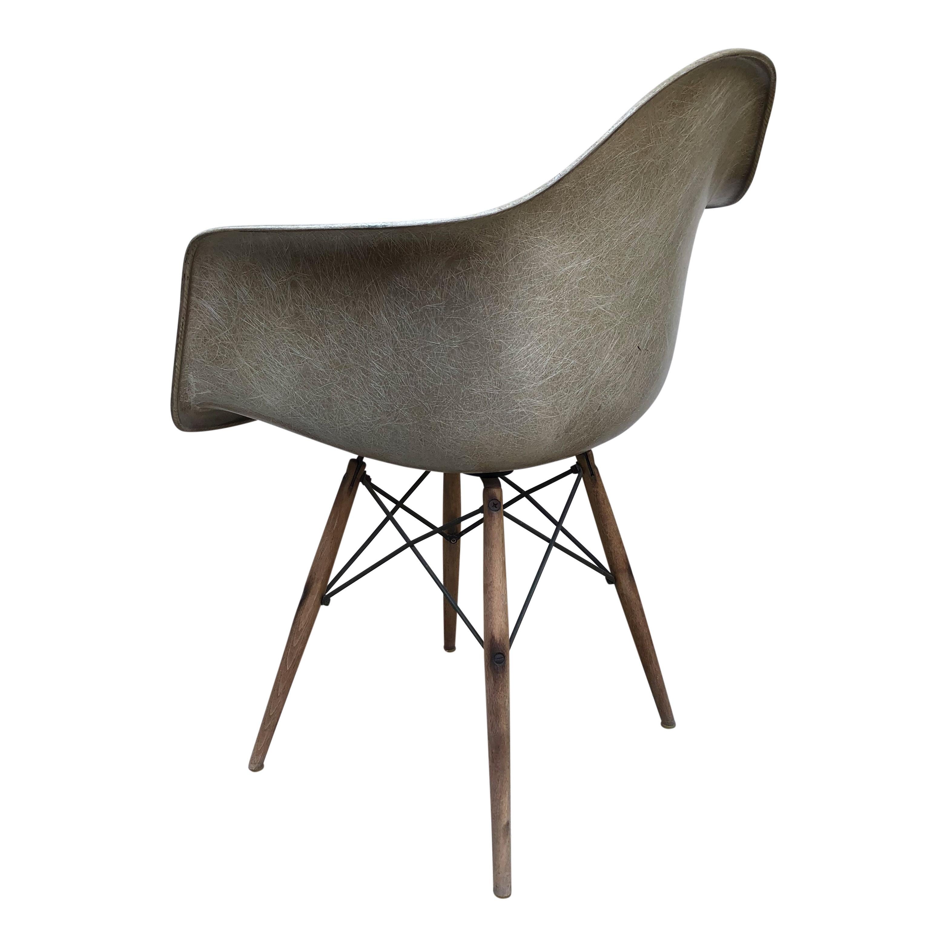 Eames für Herman Miller Zenith Daw Handtuchsockelstuhl, für Sammler aus der Mitte des Jahrhunderts (Glasfaser)