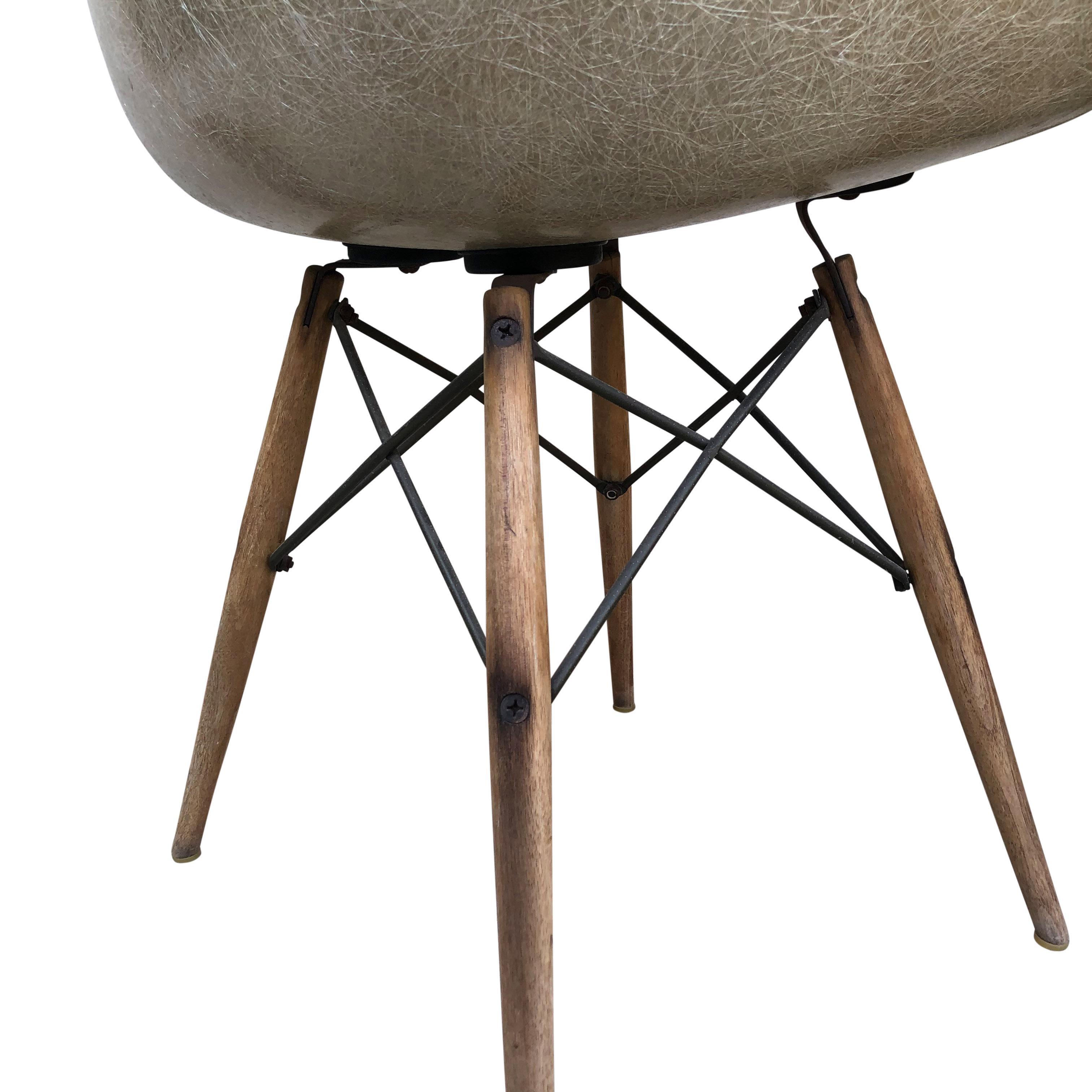 Mid-20th Century Eames for Herman Miller Zenith Daw Dowel Base Chair, for Mid-Century Collectors