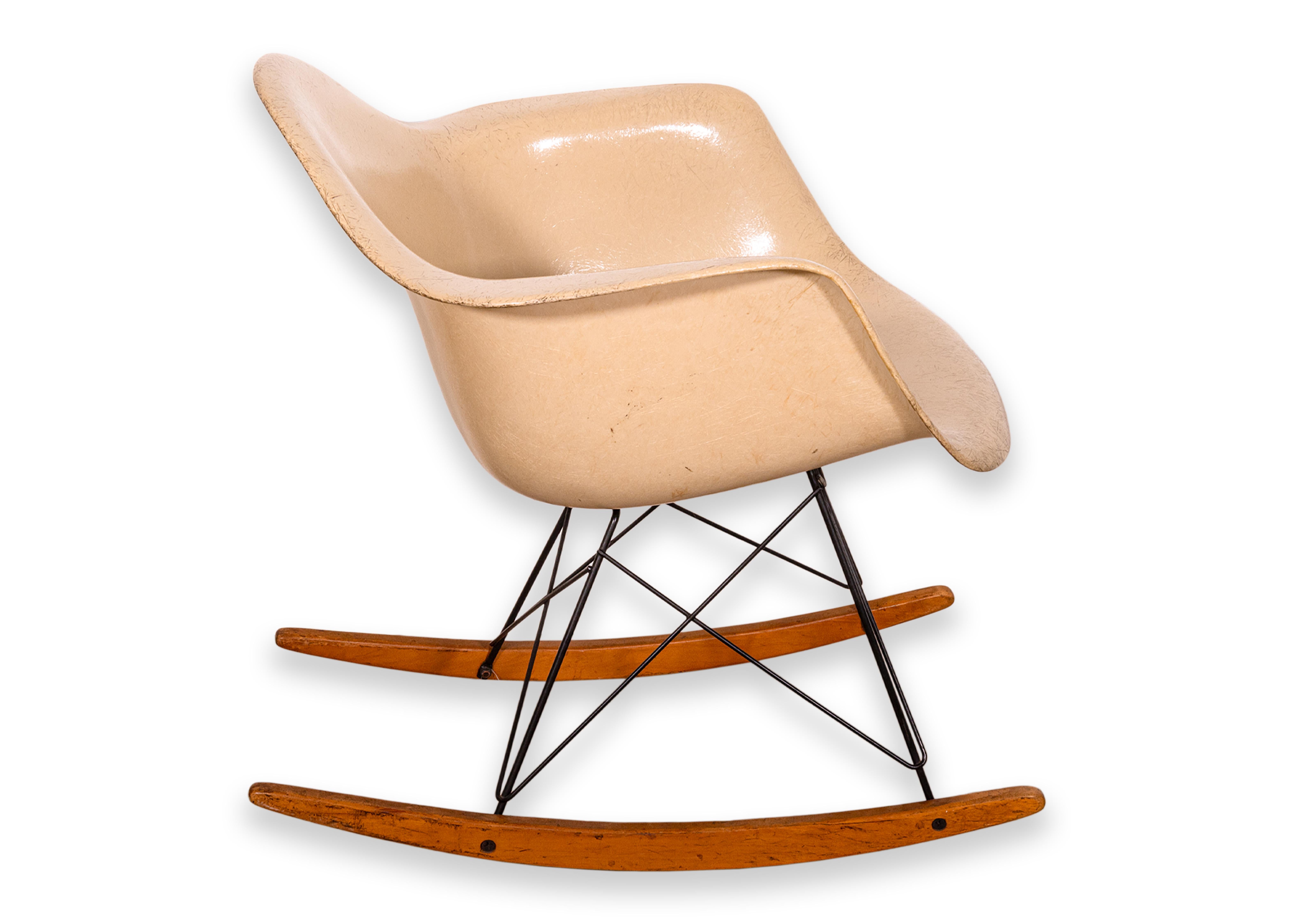 Mid-Century Modern Eames for Herman Miller Zenith RAR Rocking Chair w/ Rope Edge Original Base 1950 For Sale