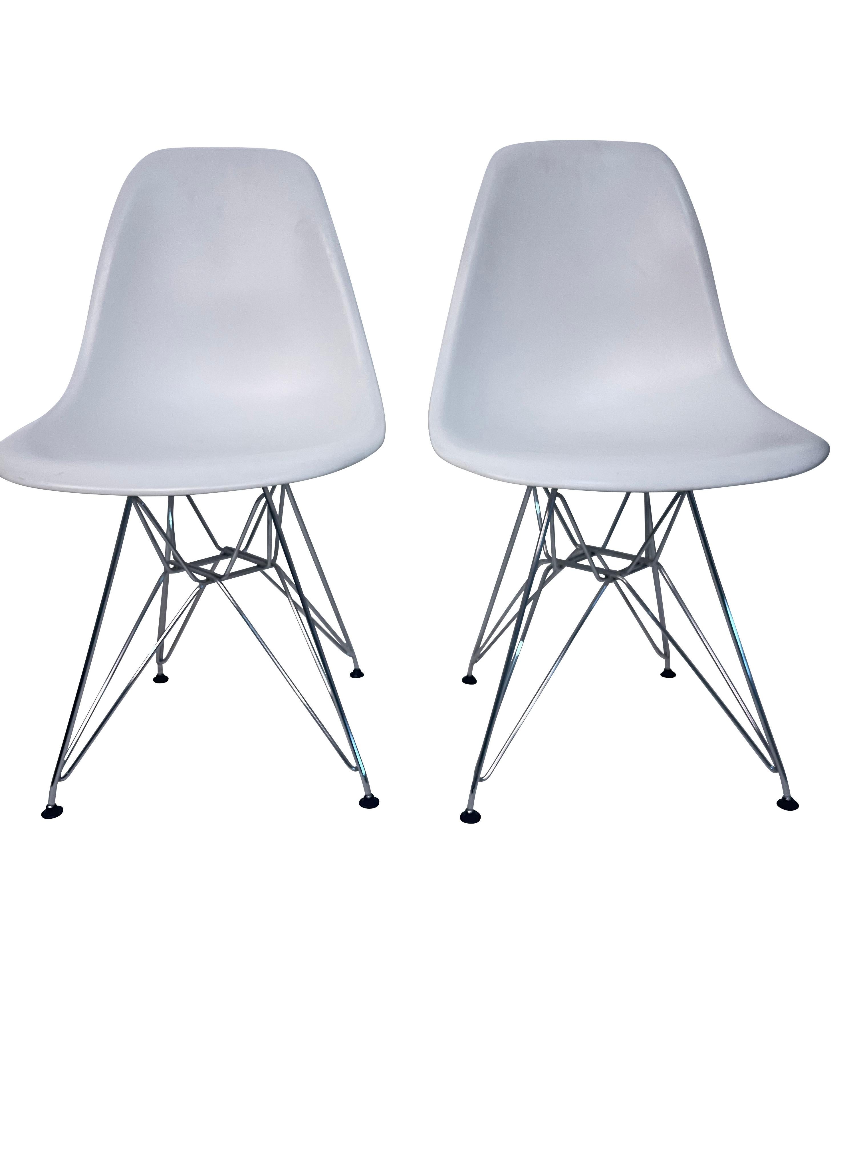 Mid-Century Modern Eames For Knoll Four Molded White Plastic Chairs with Eiffel Tower Bases For Sale