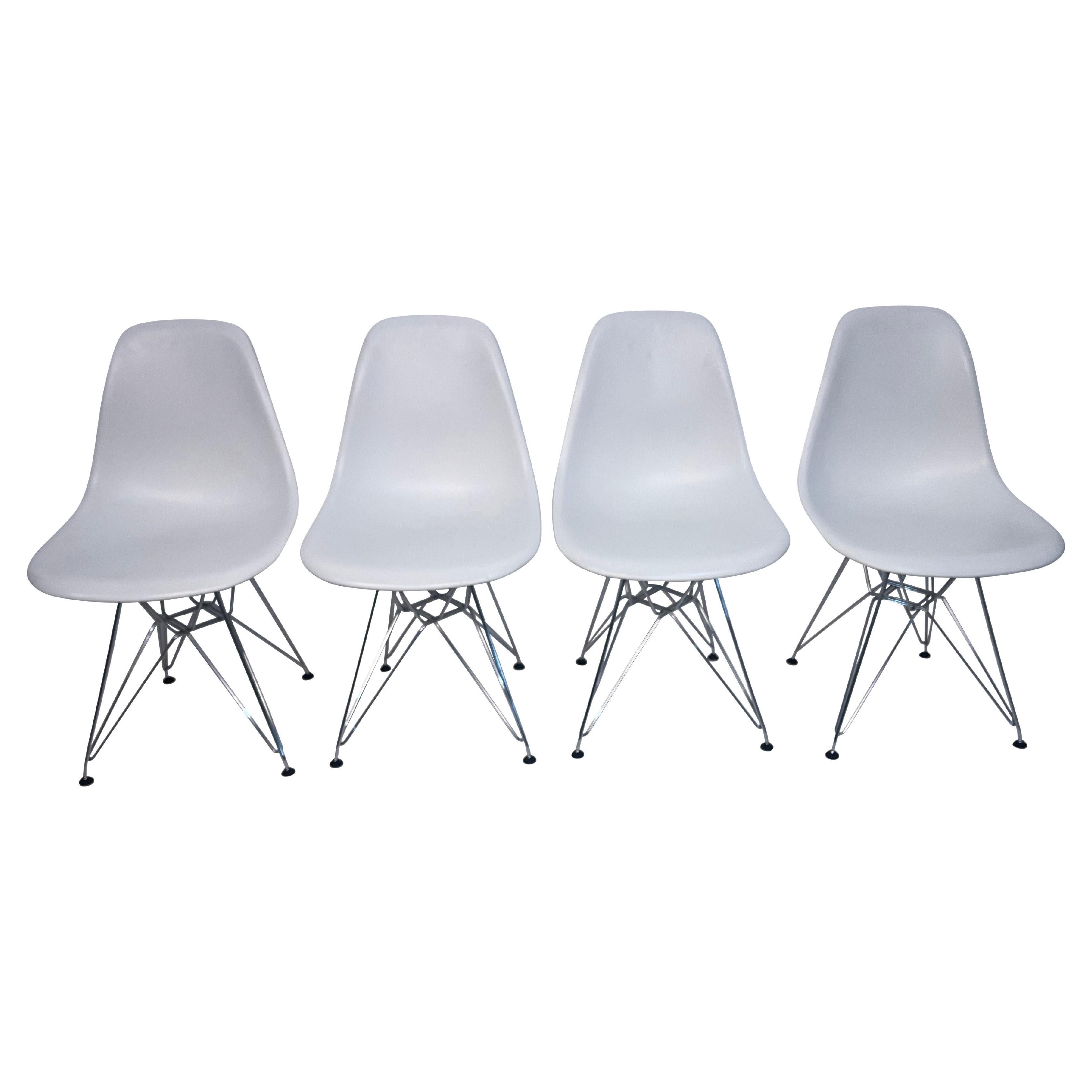 Quatre chaises Eames pour Knoll en plastique blanc moulé avec bases en forme de tour Eiffel