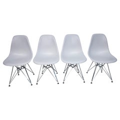 Quatre chaises Eames pour Knoll en plastique blanc moulé avec bases en forme de tour Eiffel