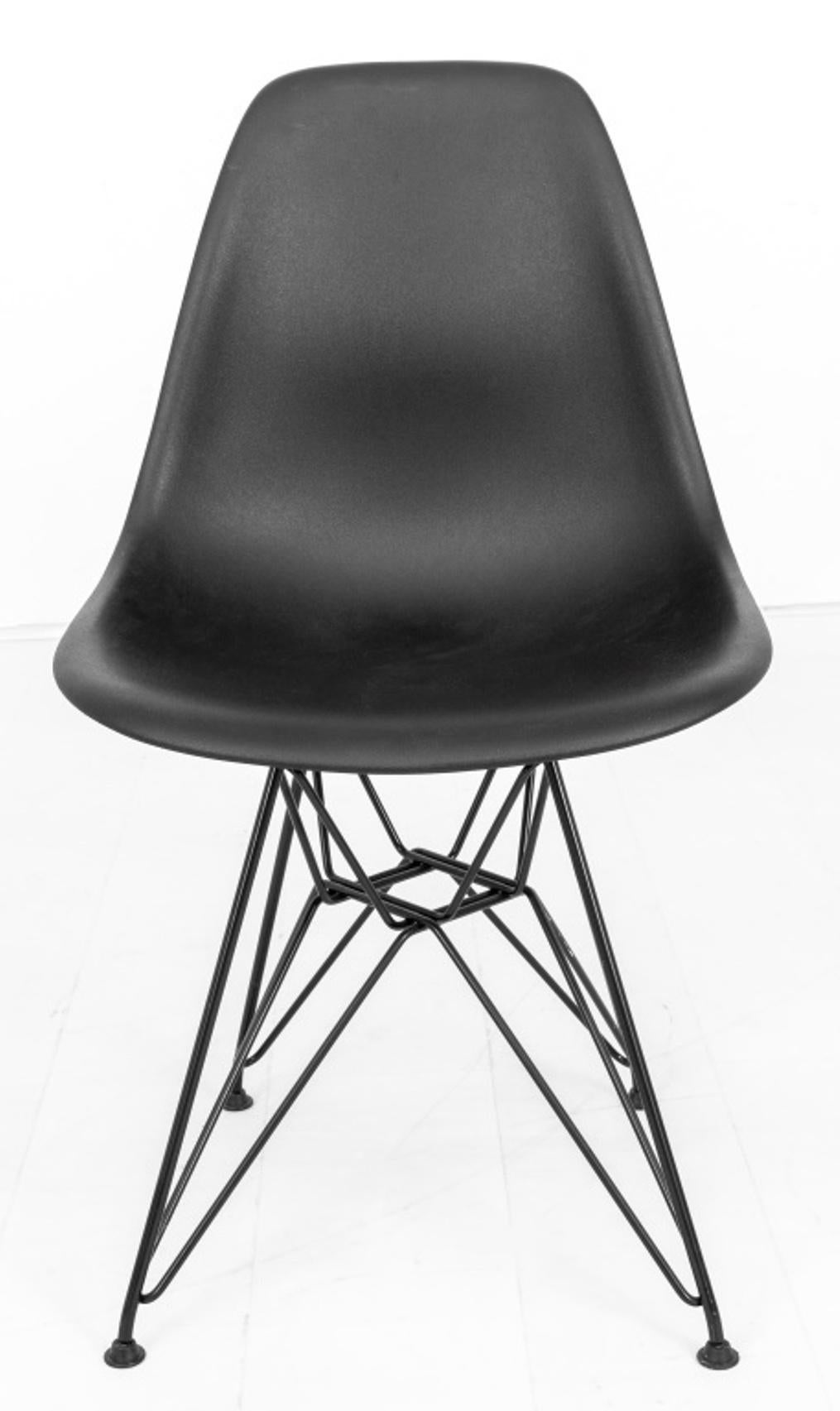 Paire de chaises d'appoint Eames for Miller à coquille noire en vente 2