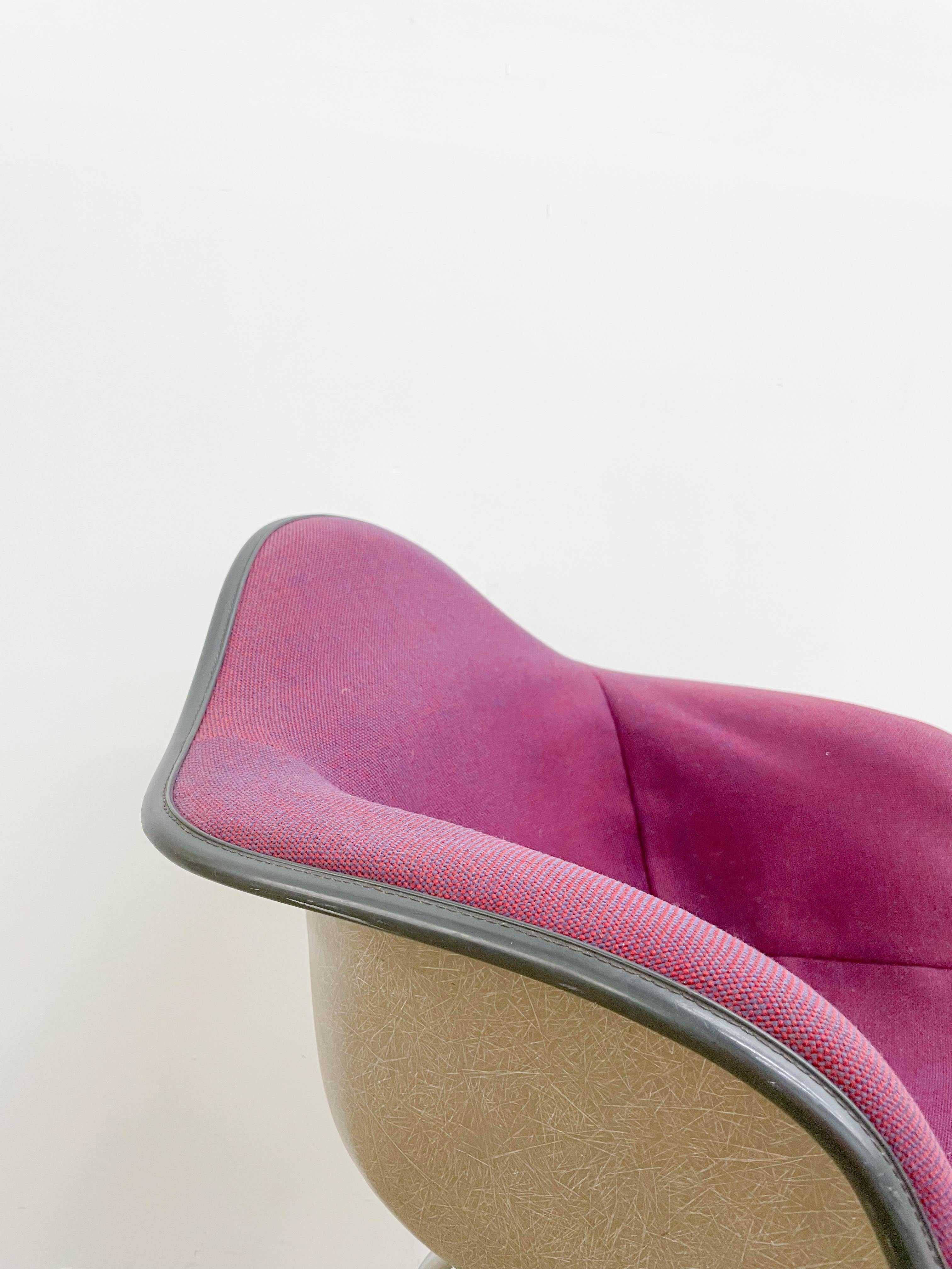 Fauteuil iconique des Eames en fibre de verre recouvert de tissu Alexander Girard sur une base plaquée zinc. La chaise est dotée d'une nouvelle mousse qui la rend très confortable. Le revêtement en tissu présente quelques zones décollées vers le bas