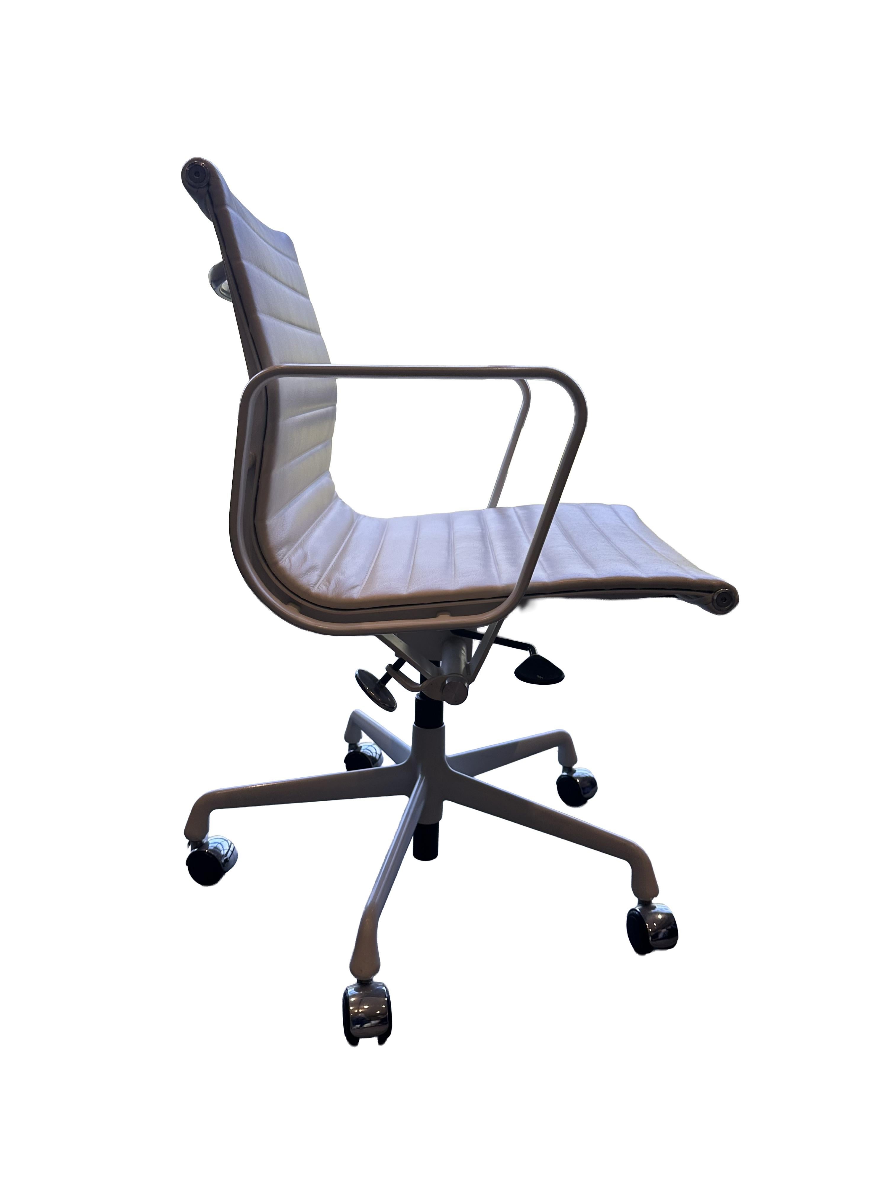 Silla de dirección del Grupo Eames de Herman Miller, con asiento de piel blanca y estructura blanca.

Altura (pulg.) 34½
Altura mín. (pulg.) 32½
Anchura (pulg.) 23
Profundidad (pulg.) 23
Peso (libras) 39
Altura mínima del asiento (pulg.)