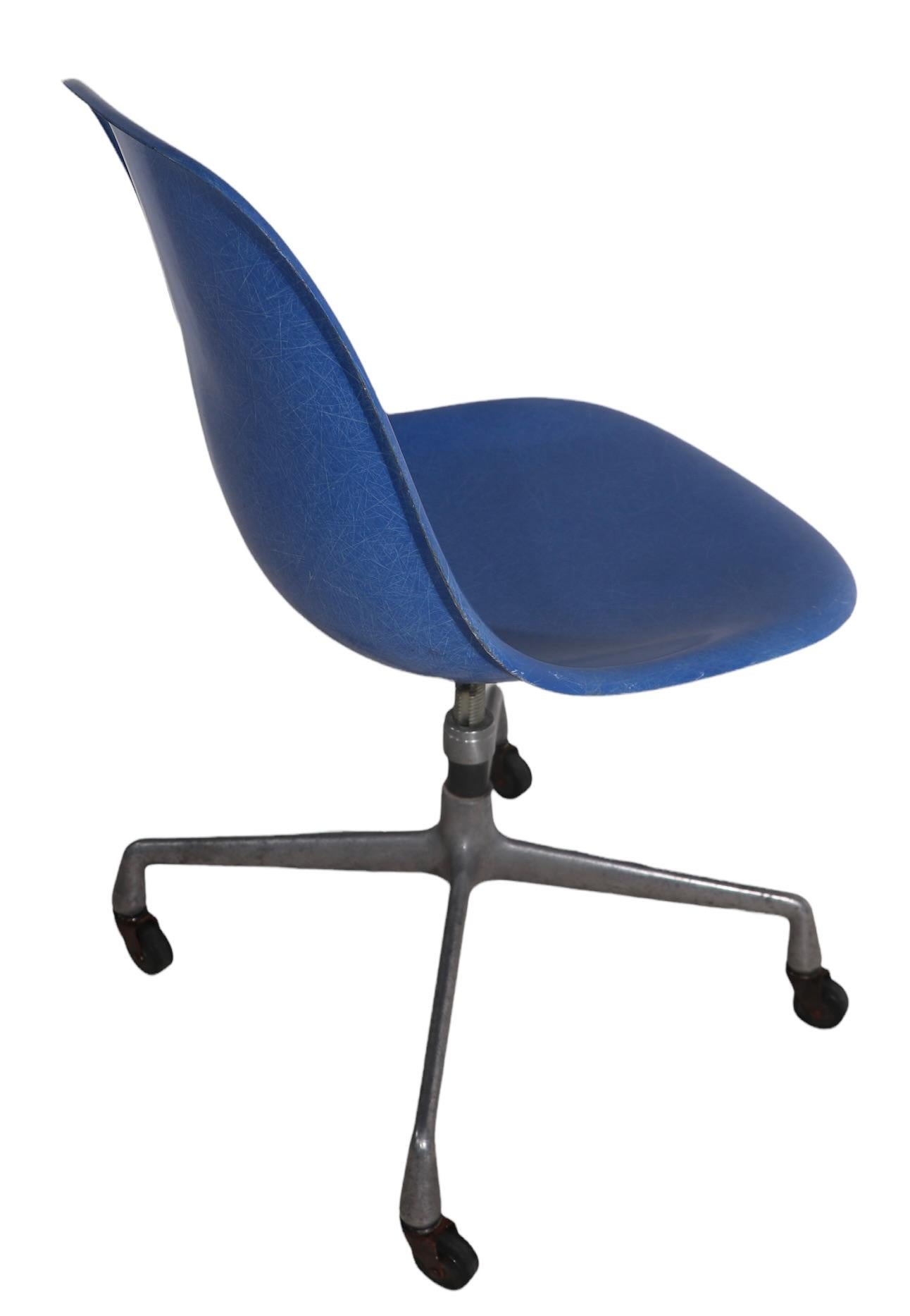 Mid-Century Modern Eames Herman Miller Aluminum Base Swivel Desk Office Chair in Blue Fiberglass For Sale