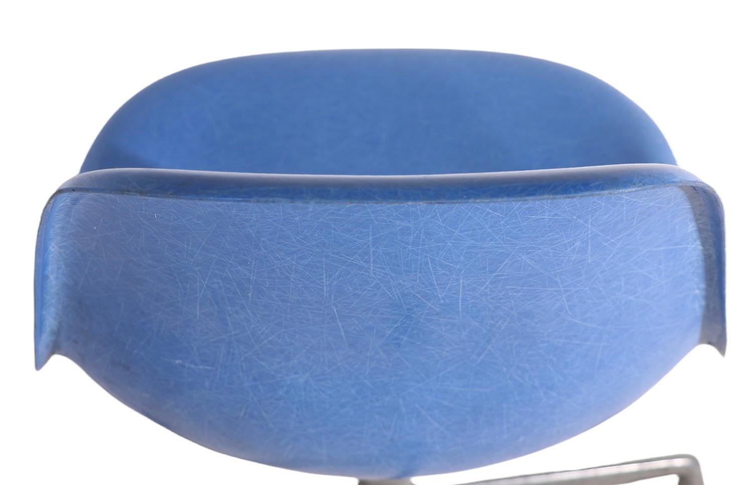 Chaise de bureau pivotante Eames Herman Miller avec base en aluminium et fibre de verre bleue Bon état - En vente à New York, NY