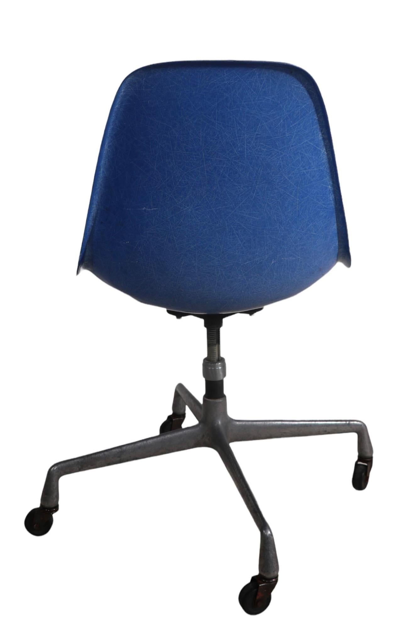 20th Century Eames Herman Miller Aluminum Base Swivel Desk Office Chair in Blue Fiberglass For Sale