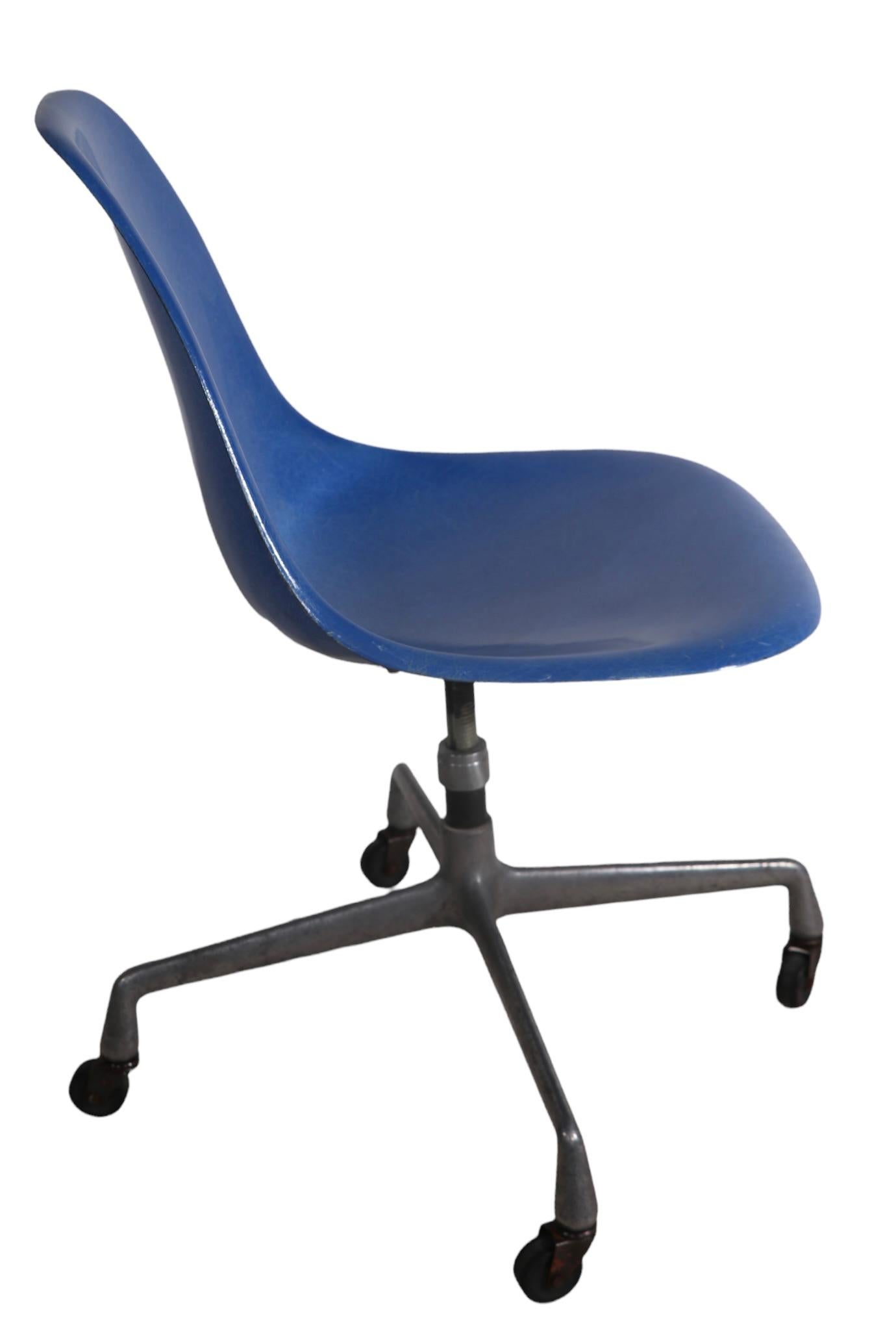 Eames Herman Miller Aluminum Base Swivel Desk Office Chair in Blue Fiberglass For Sale 1