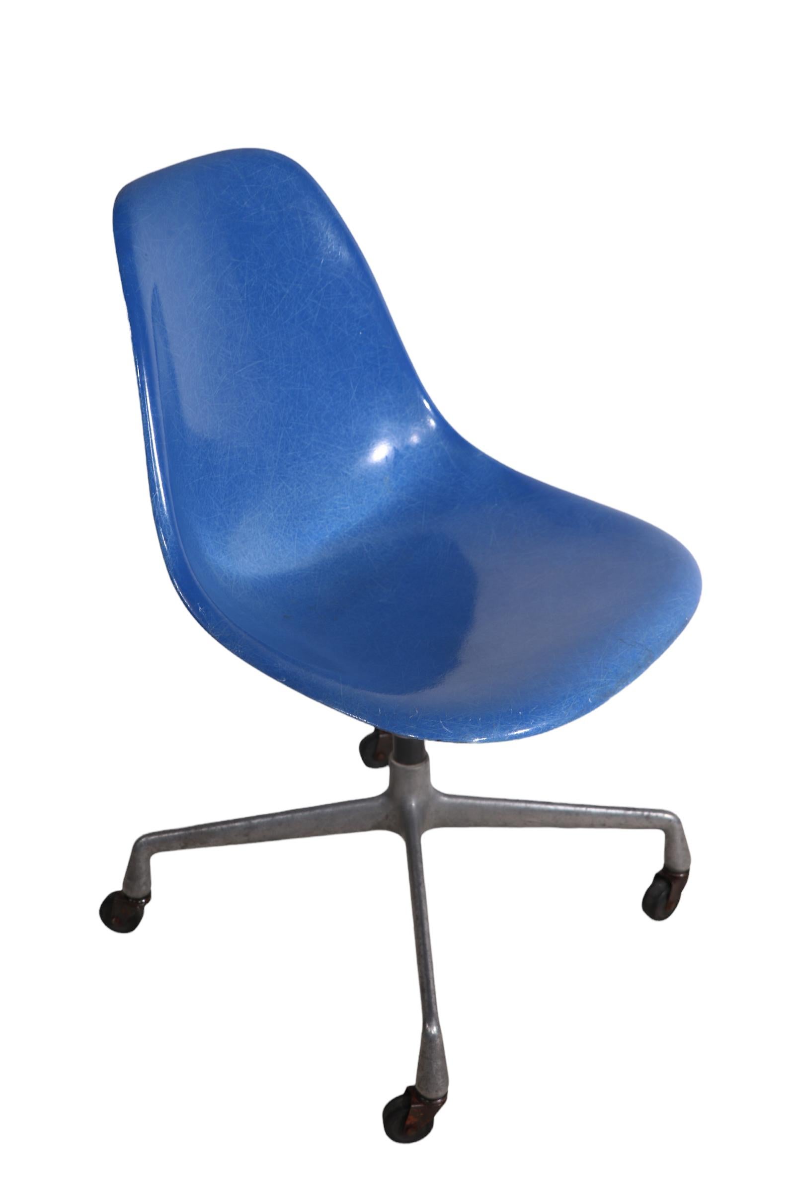 Eames Herman Miller Aluminum Base Swivel Desk Office Chair in Blue Fiberglass For Sale 2