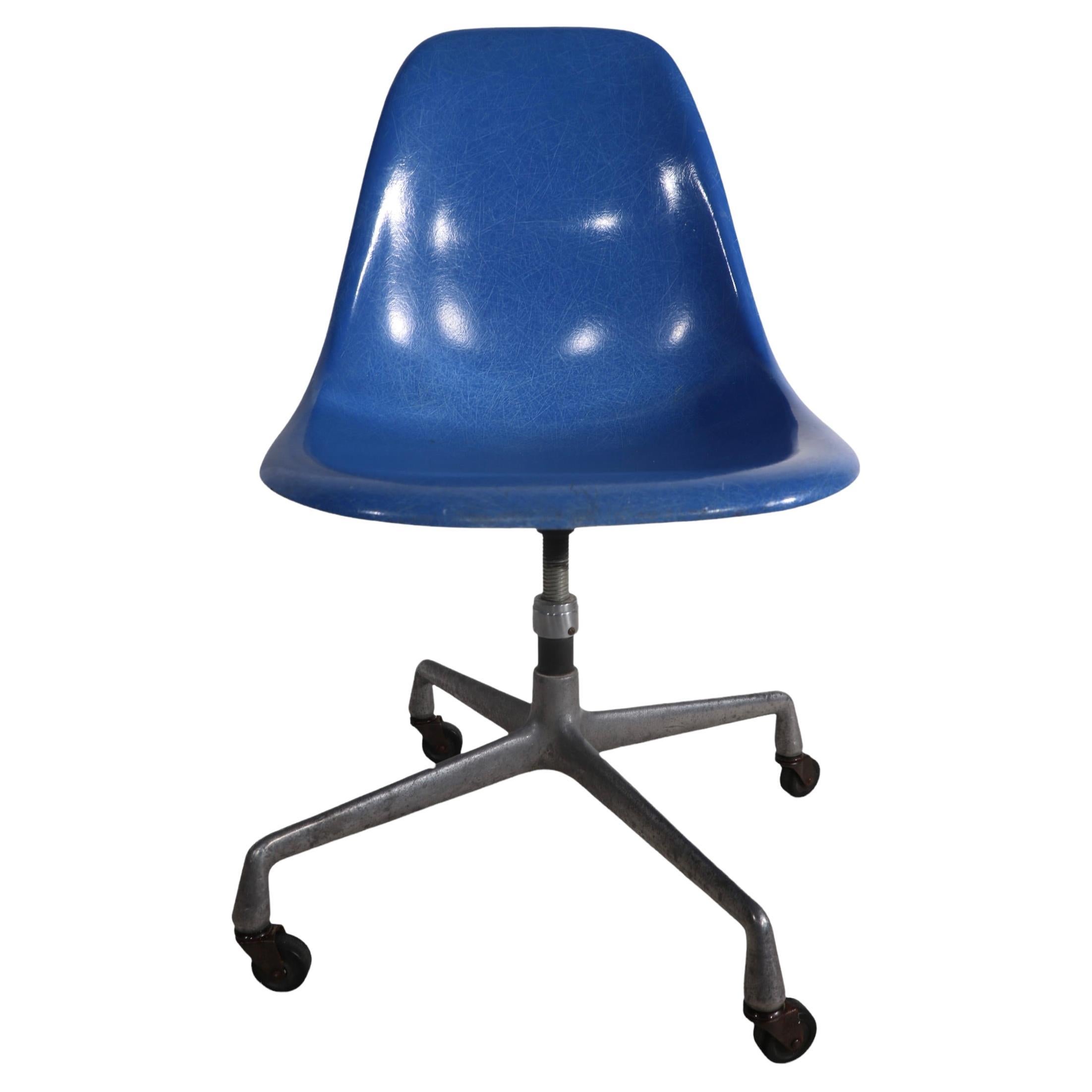 Eames Herman Miller Aluminum Base Swivel Desk Office Chair in Blue Fiberglass For Sale