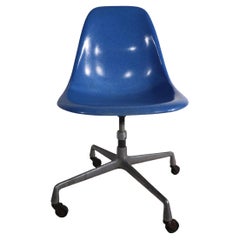 Eames Herman Miller Drehbarer Schreibtisch mit Aluminiumfuß und drehbarem Schreibtisch aus blauem Glasfaser