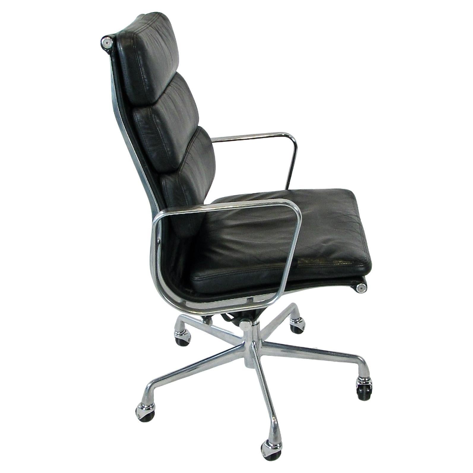 Eames Herman Miller Aluminum Group schwarzes Leder, drehbarer und neigbarer Chefsessel