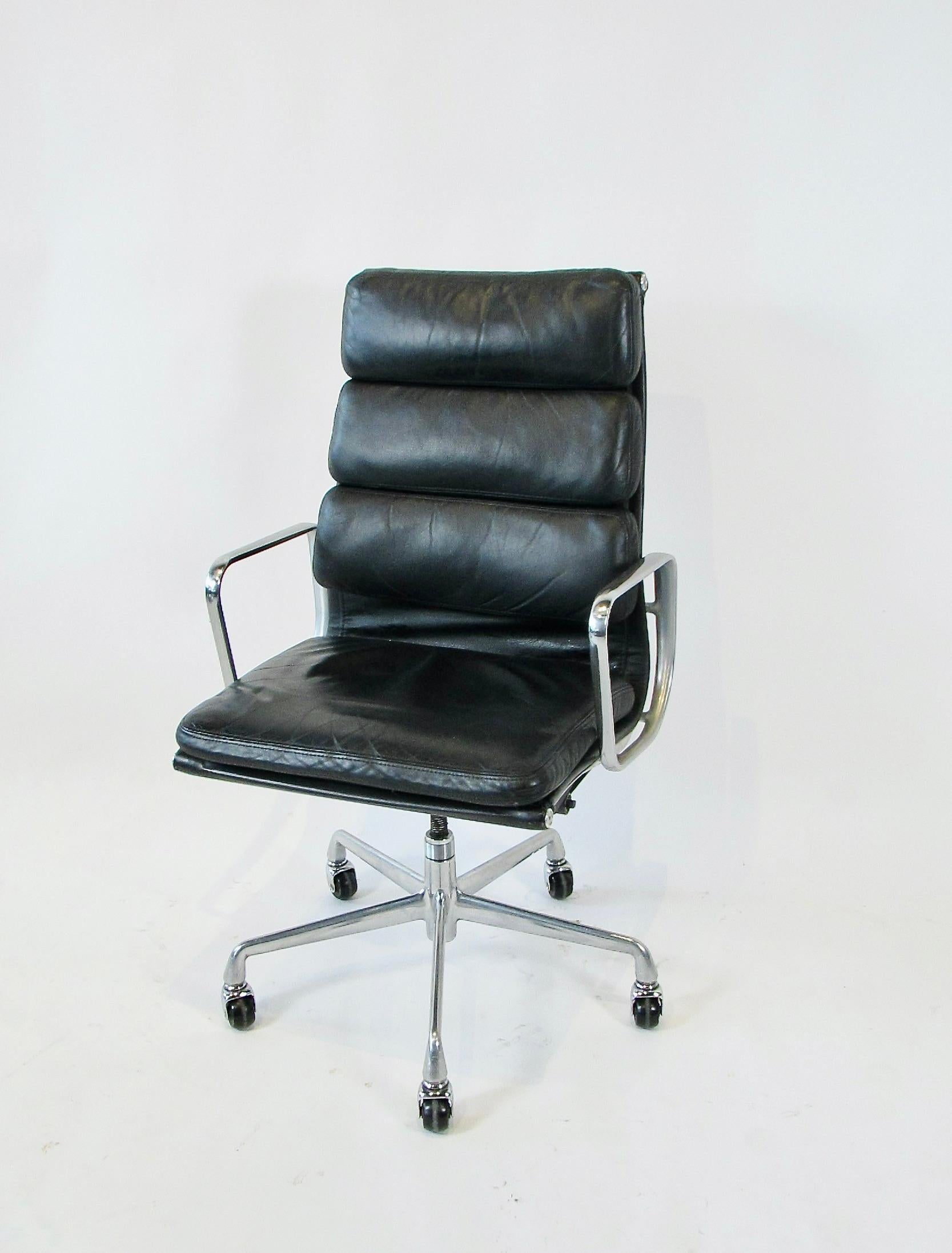  Eames Aluminum Group Soft Pad Executive Chair Model EA420, designed in 1969 by Charles and Ray Eames for Herman Miller . This chair is stamped  1992 . Soft black leather upholstery supported on polished cast aluminum frame with an adjustable