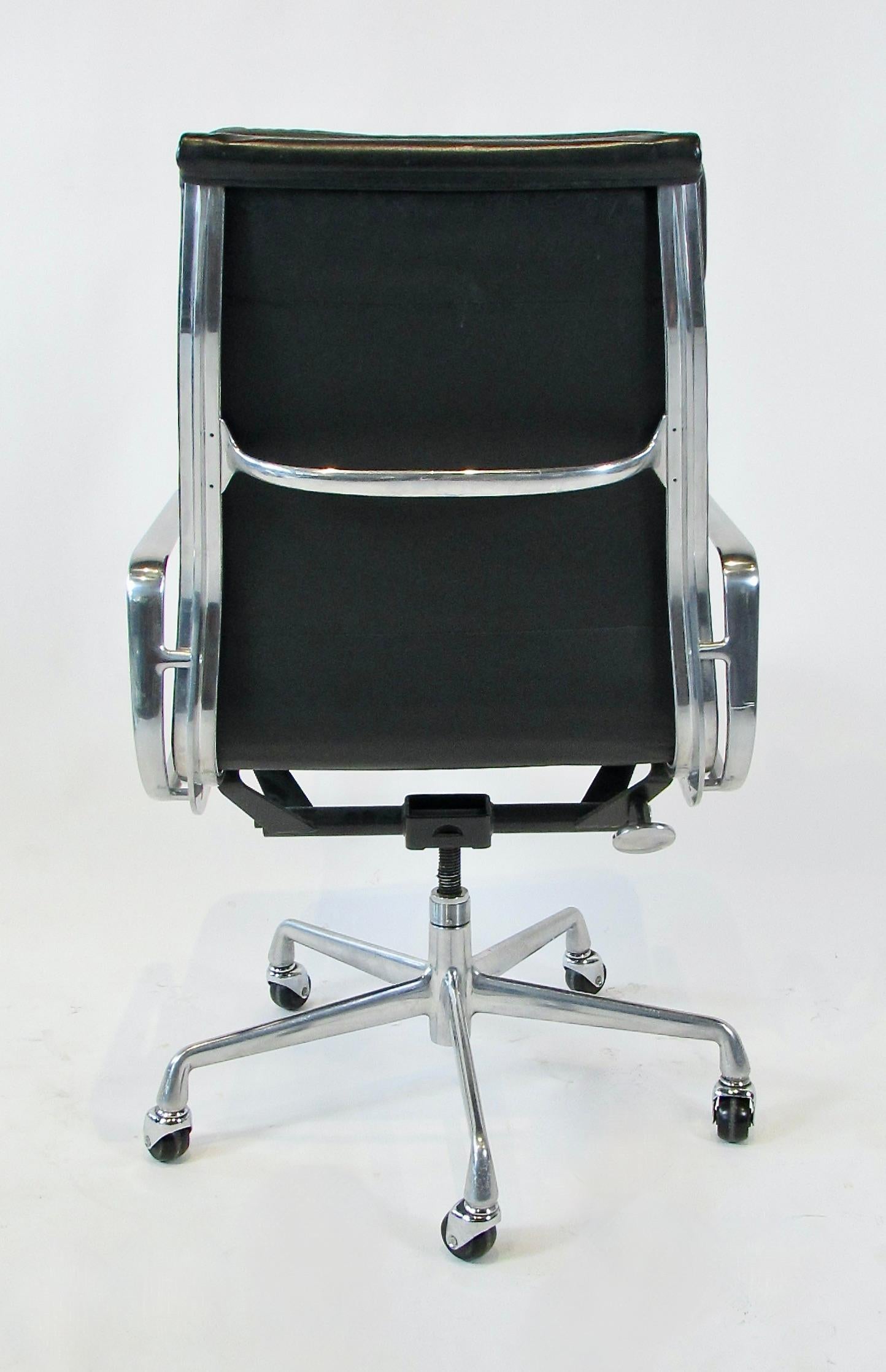 Eames Herman Miller Aluminum Group black leather swivel tilt soft pad chair In Good Condition For Sale In Ferndale, MI