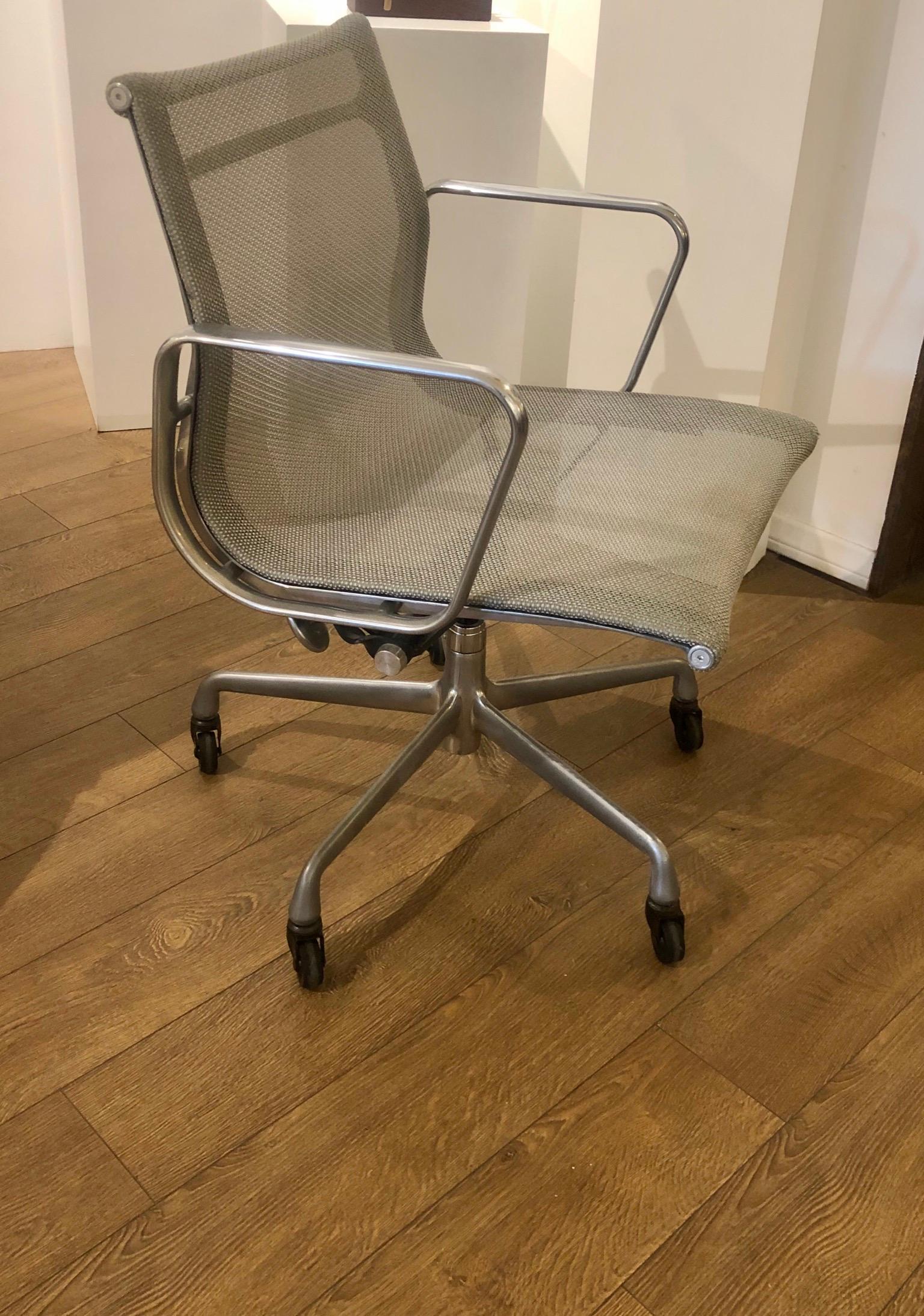 Eames Herman Miller Aluminum Group chair on casters 50 year anniversary, nice gray mesh made in 2008 with original tag as shown nice clean condition light worn. The seat can go up and down a couple of inches.