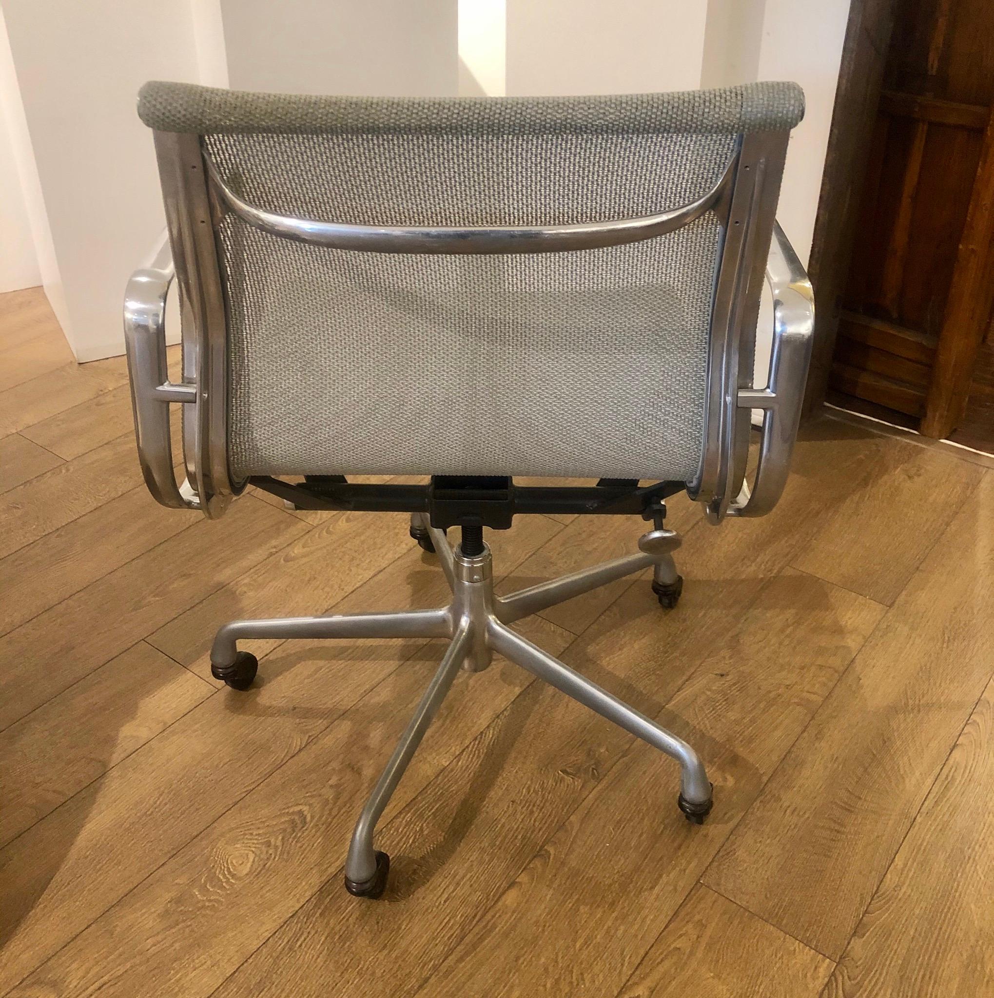 Mid-Century Modern Eames Herman Miller Aluminum Group Chair Casters 50 Year Anniversary Grey Mesh