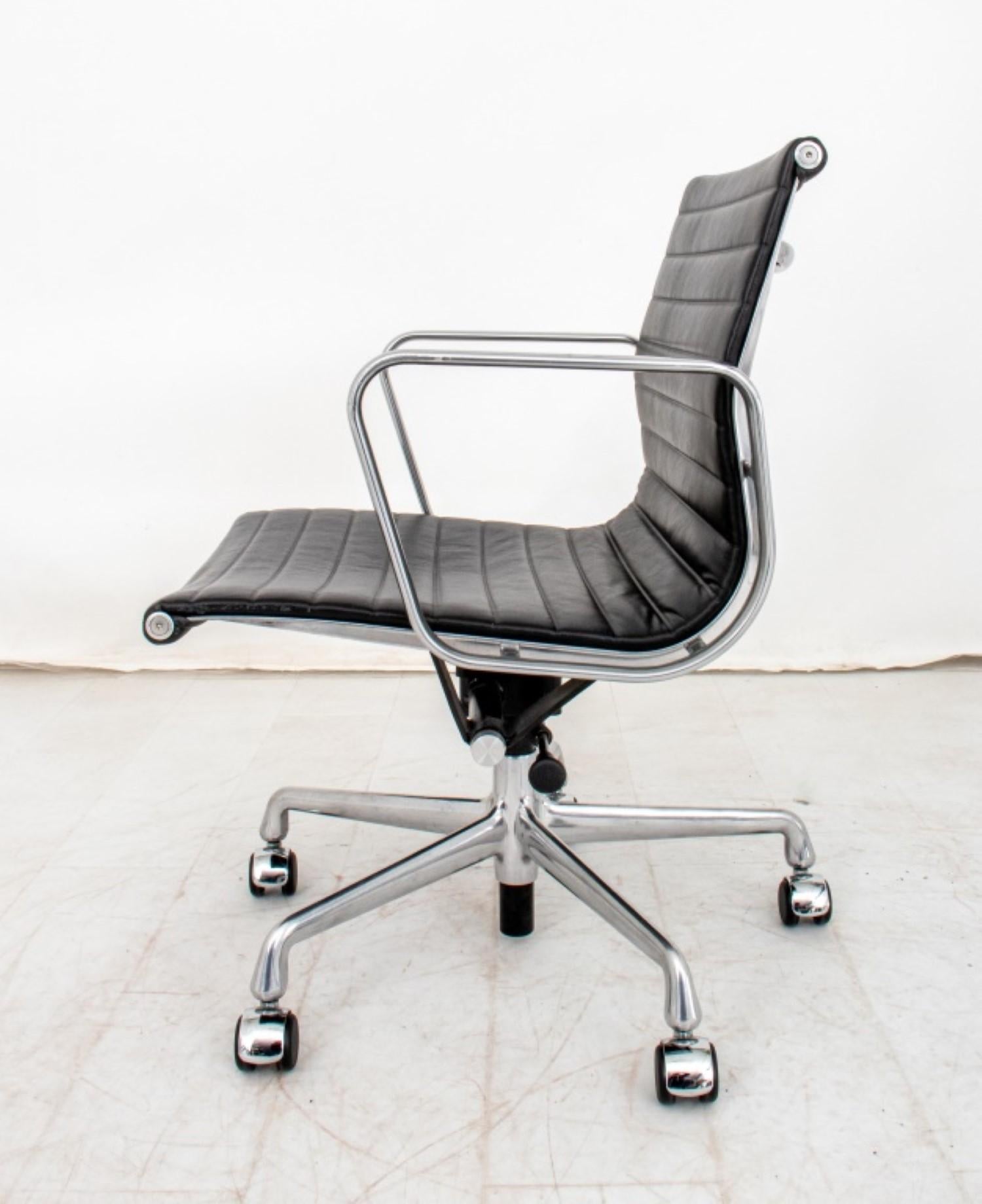 Eames Herman Miller Aluminum Group Desk Chair In Good Condition In New York, NY