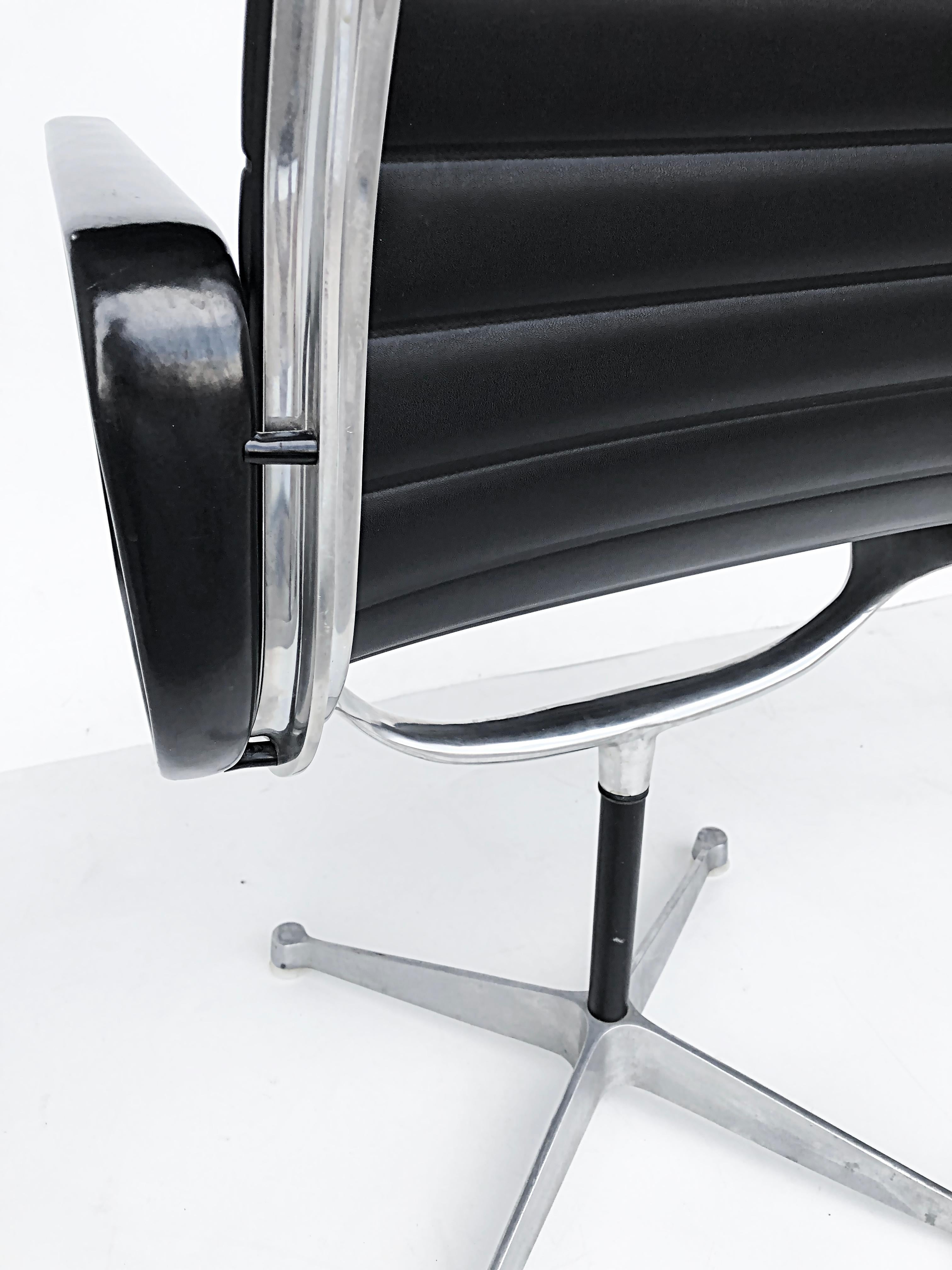 Chaises pivotantes Eames Herman Miller Aluminum Group EA108, cuir 4