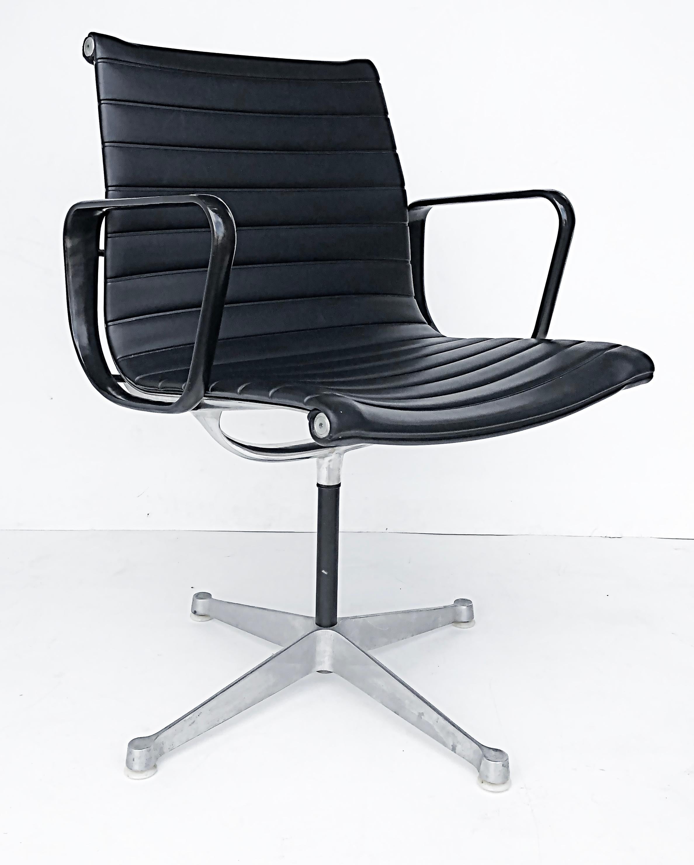 Mid-Century Modern Chaises pivotantes Eames Herman Miller Aluminum Group EA108, cuir