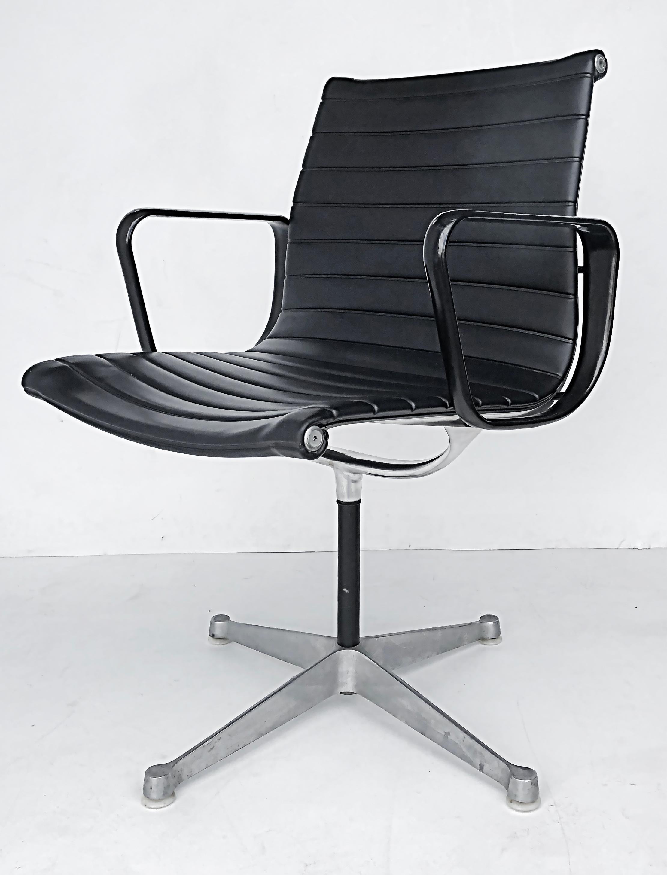 20ième siècle Chaises pivotantes Eames Herman Miller Aluminum Group EA108, cuir