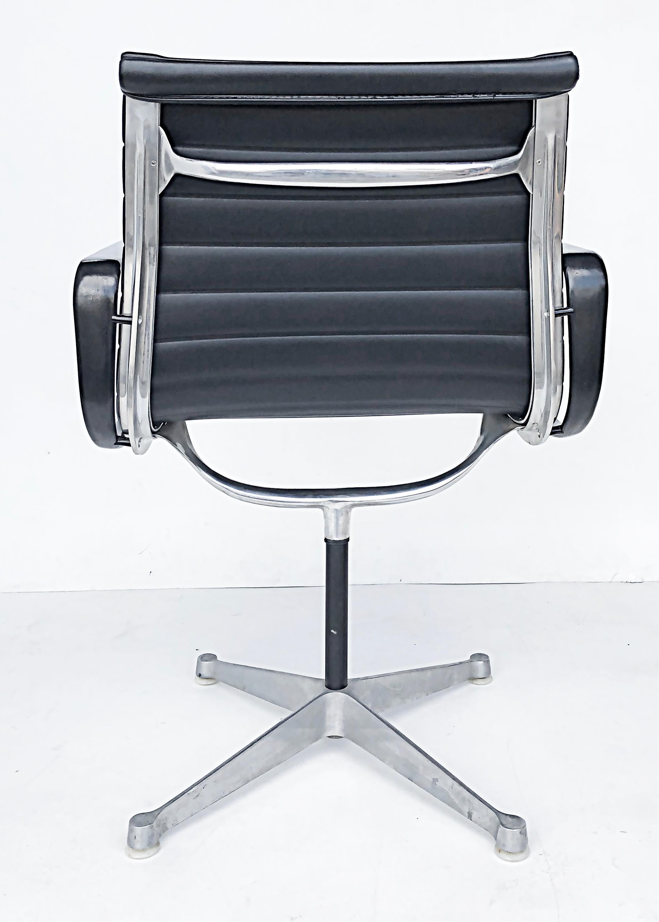 Chaises pivotantes Eames Herman Miller Aluminum Group EA108, cuir 2