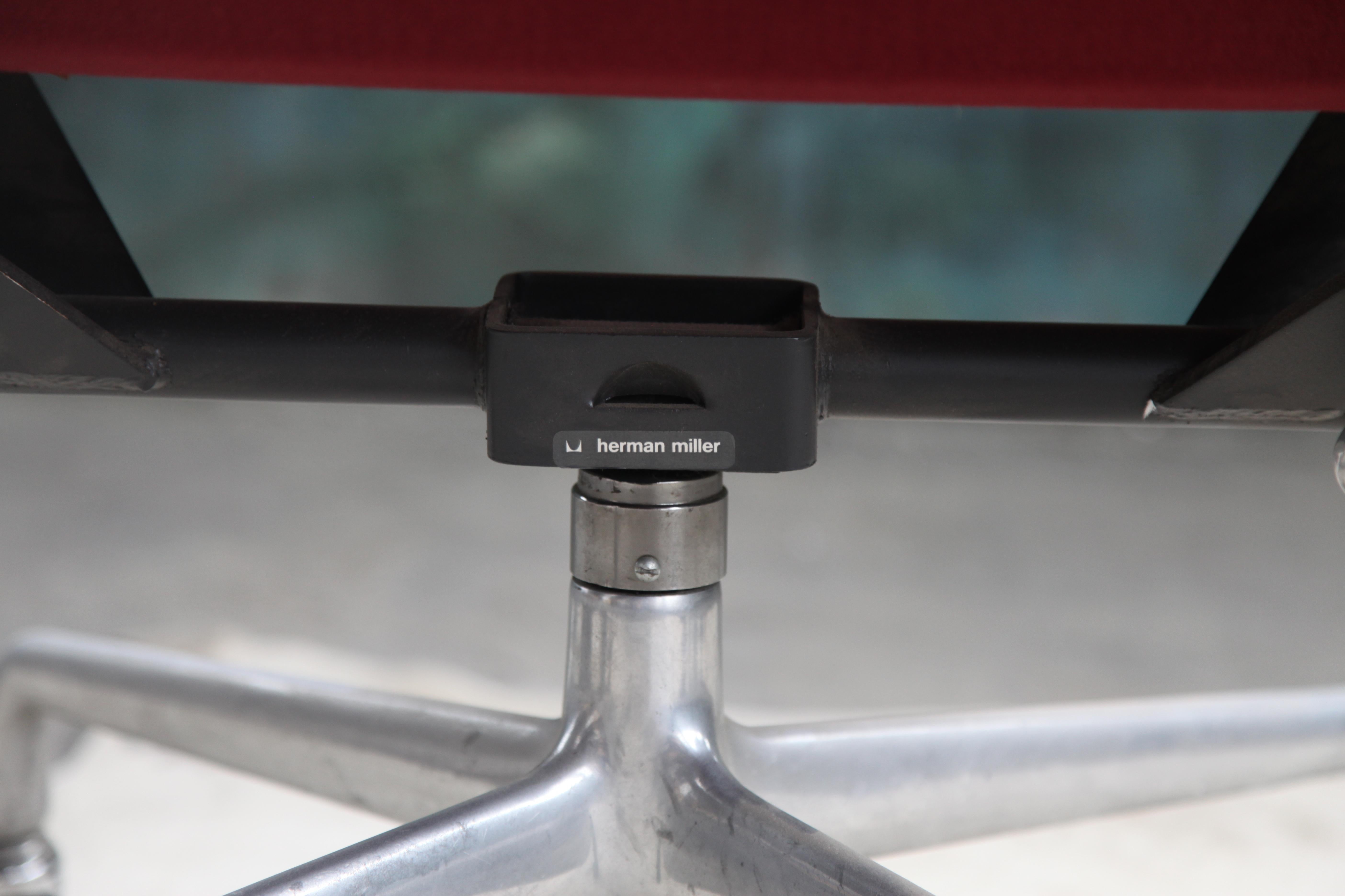 Eames Herman Miller Aluminium Liege-Bürostuhl - One Piece, 1980er Jahre (Chrom) im Angebot