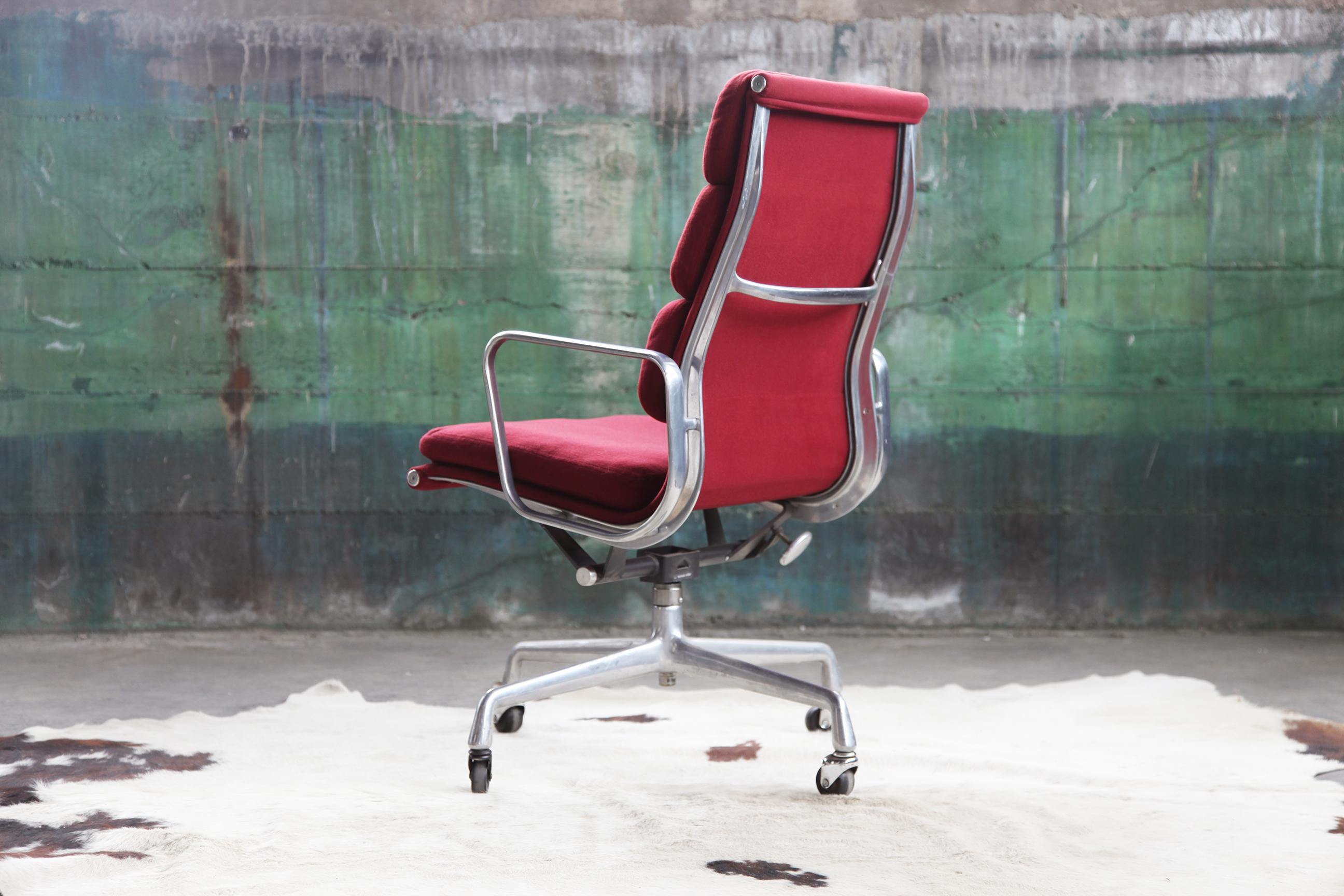 Eames Herman Miller Aluminium Liege-Bürostuhl - One Piece, 1980er Jahre im Angebot 1