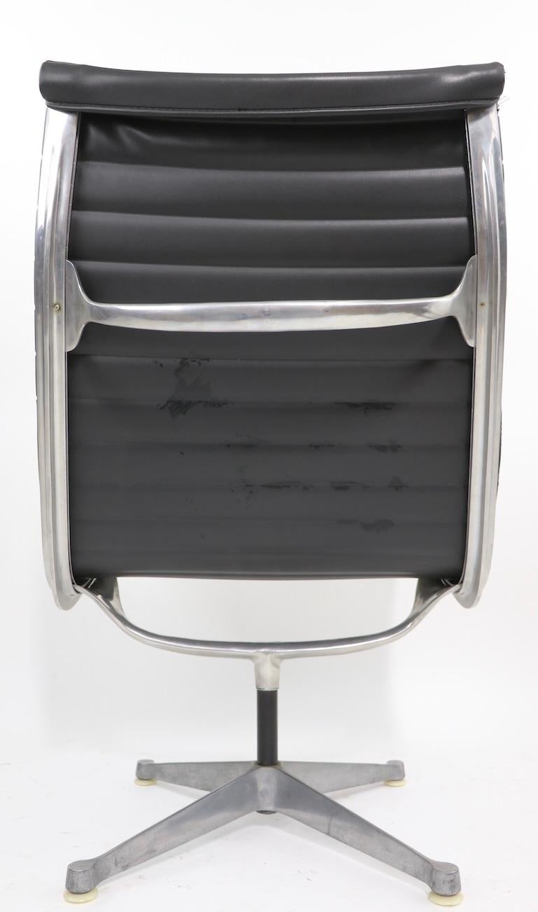 Eames Herman Miller Aluminum Swivel Lounge Chair For Sale 3