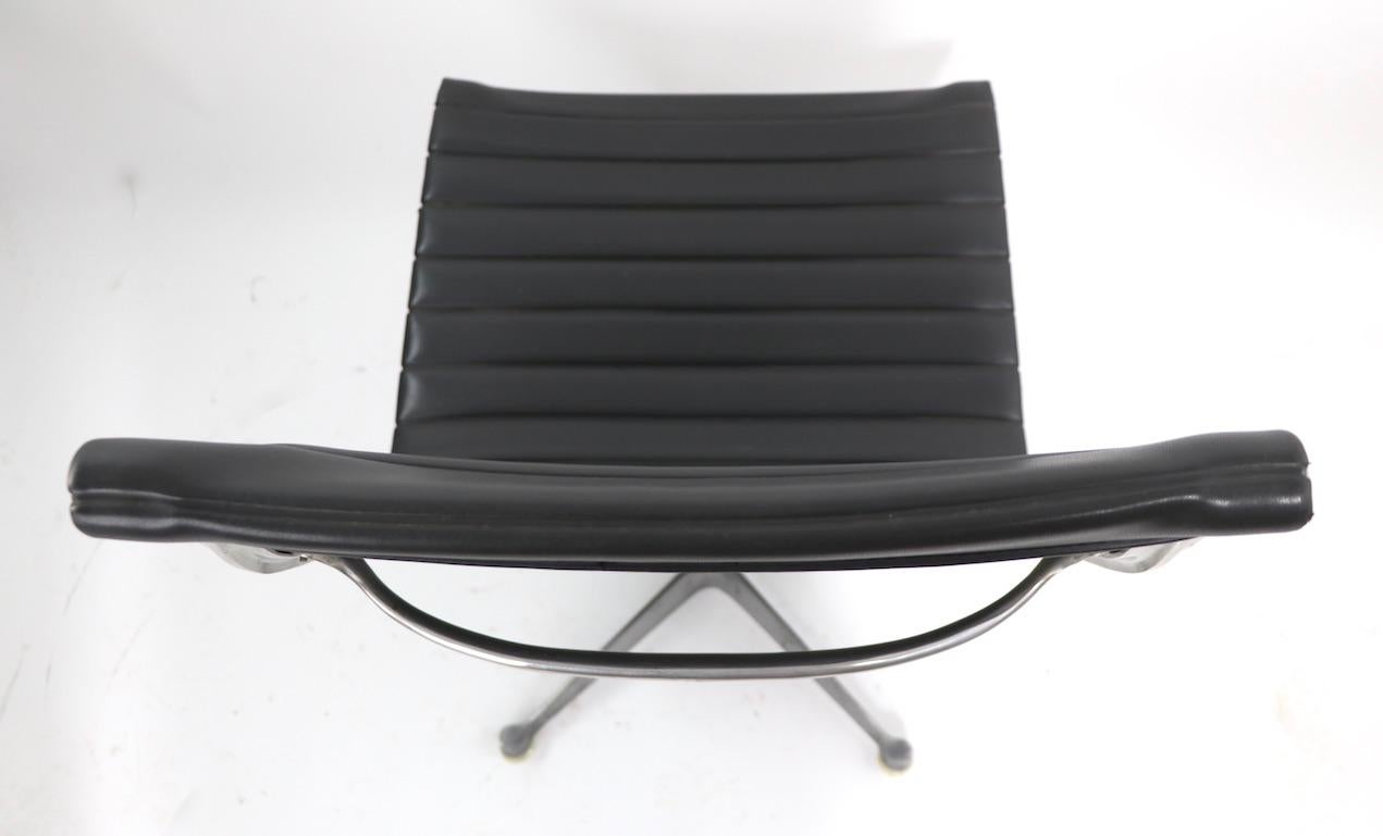 Eames Herman Miller Aluminum Swivel Lounge Chair For Sale 4