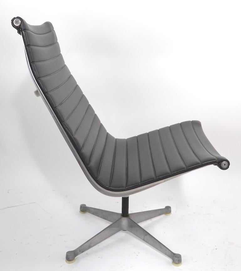 Eames Herman Miller Aluminum Swivel Lounge Chair For Sale 5