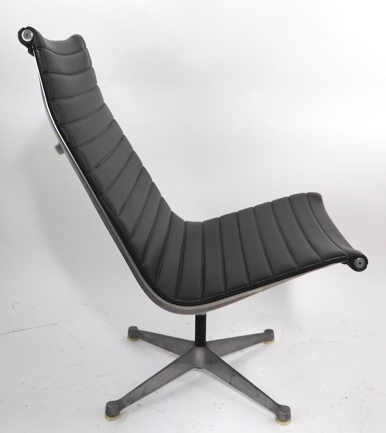 Eames Herman Miller Aluminum Swivel Lounge Chair For Sale 6